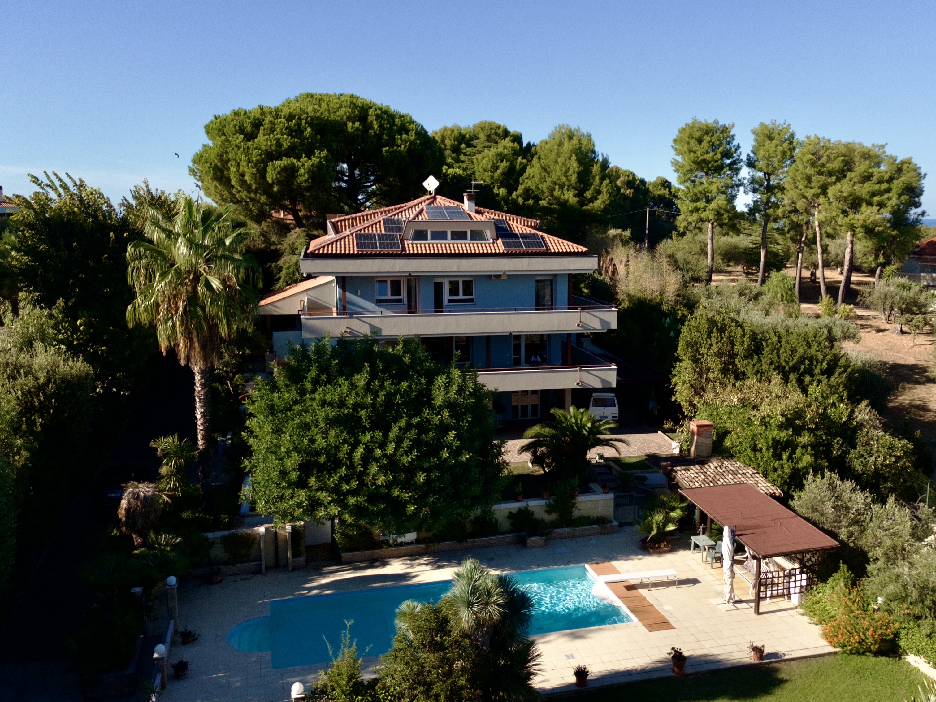 Montesilvano : résidence prestigieuse rénovée avec piscine et vue sur la mer