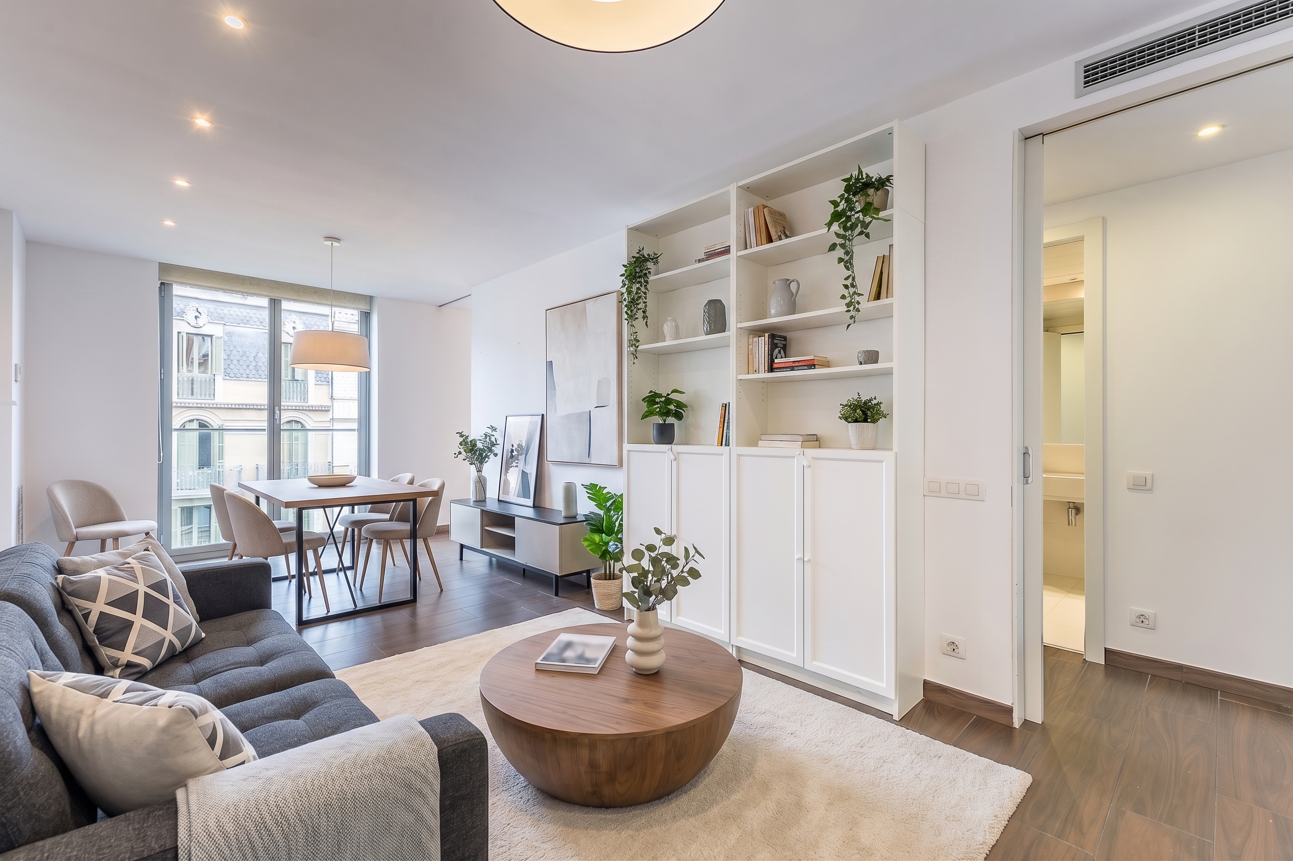 Beautiful 2 bedroom apartment Steps from Sagrada Família, with parking including in the building