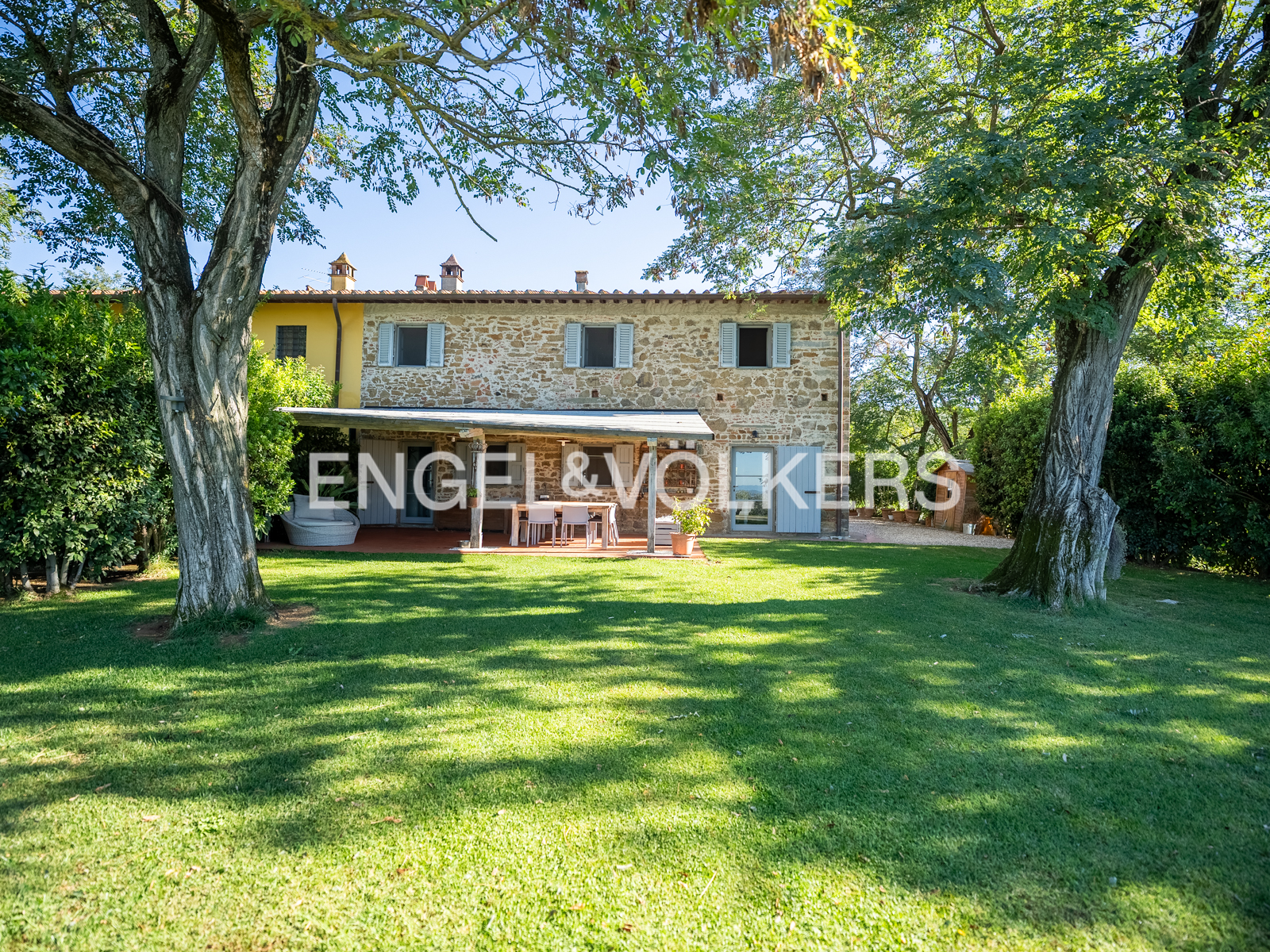 Tuscan farmhouse with pool in the Montalbano hills