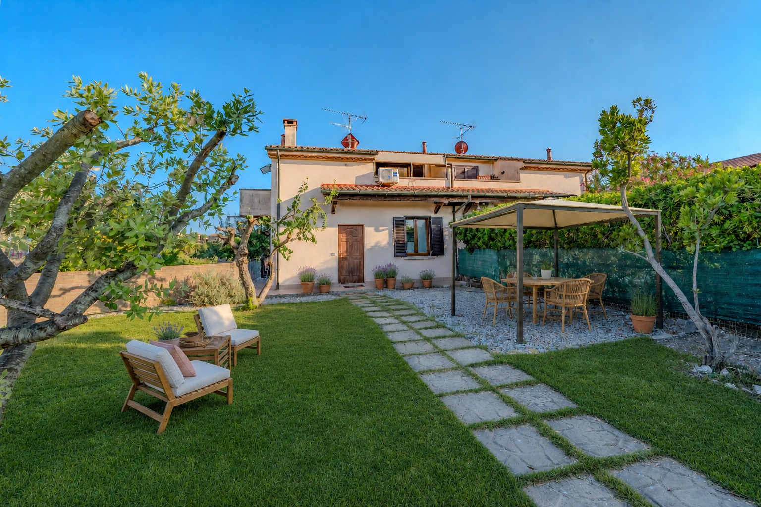 Zweizimmerwohnung mit Garten zwischen Dorf, Land und Meer
