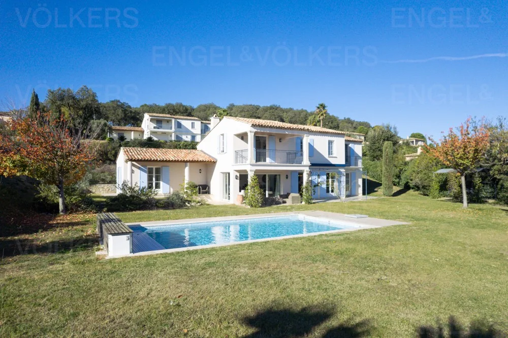 Villa ideally located in a secure estate