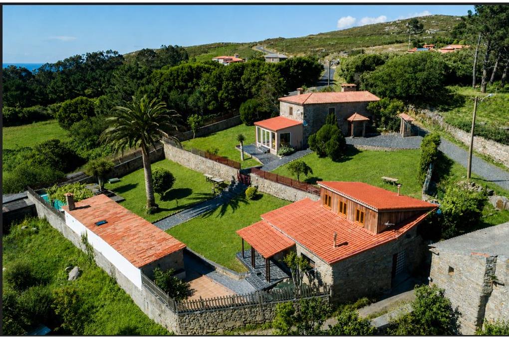 E&V sells a stone villa with two guest houses, estate and pool, in a unique location: the Artabrian Gulf, in Ferrol