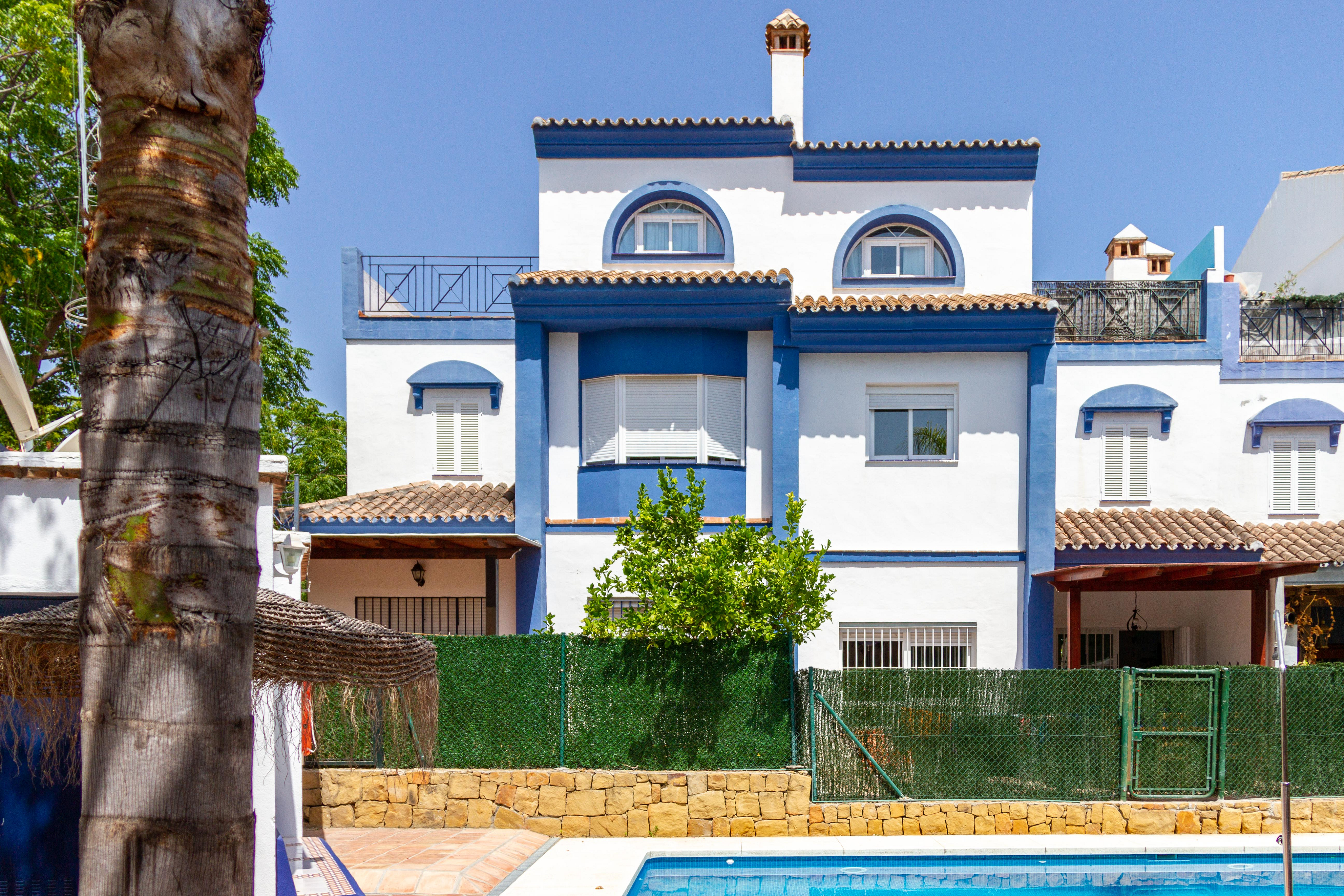 Andalusisches Stadthaus mit flexiblen Wohnbereichen sowie Meer- und Bergblick