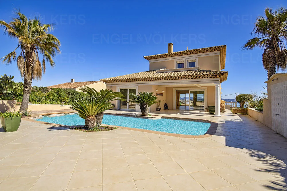 Villa with breathtaking views of the Gulf of St Raphaël