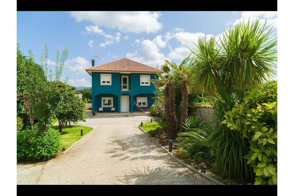 E&V sells a cozy three-bedroom house with a garden in Boiro, ready to move in