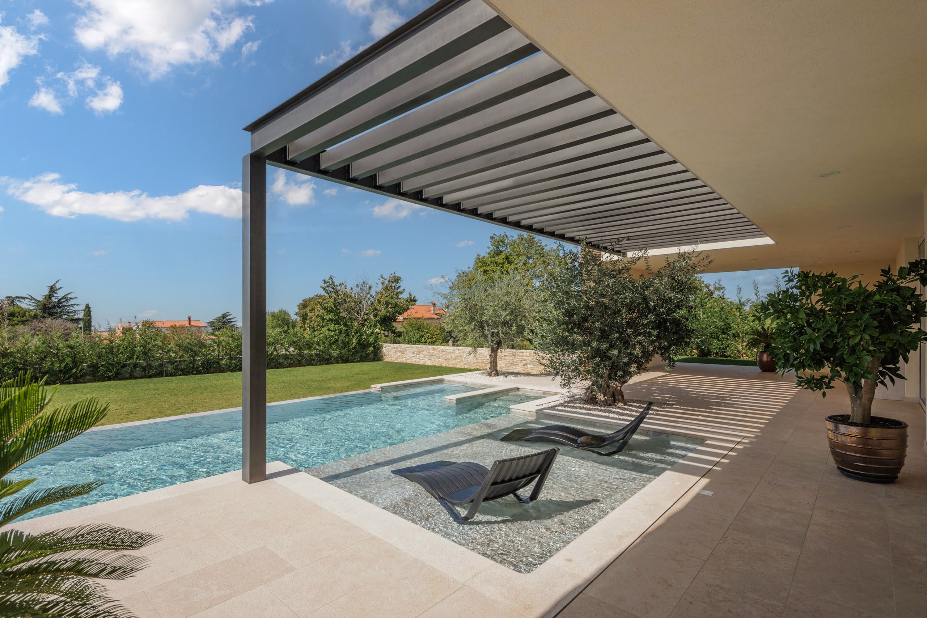 Moderne Eleganz trifft istrisches Flair: Wohntraum mit Meerblick nahe Rovinj