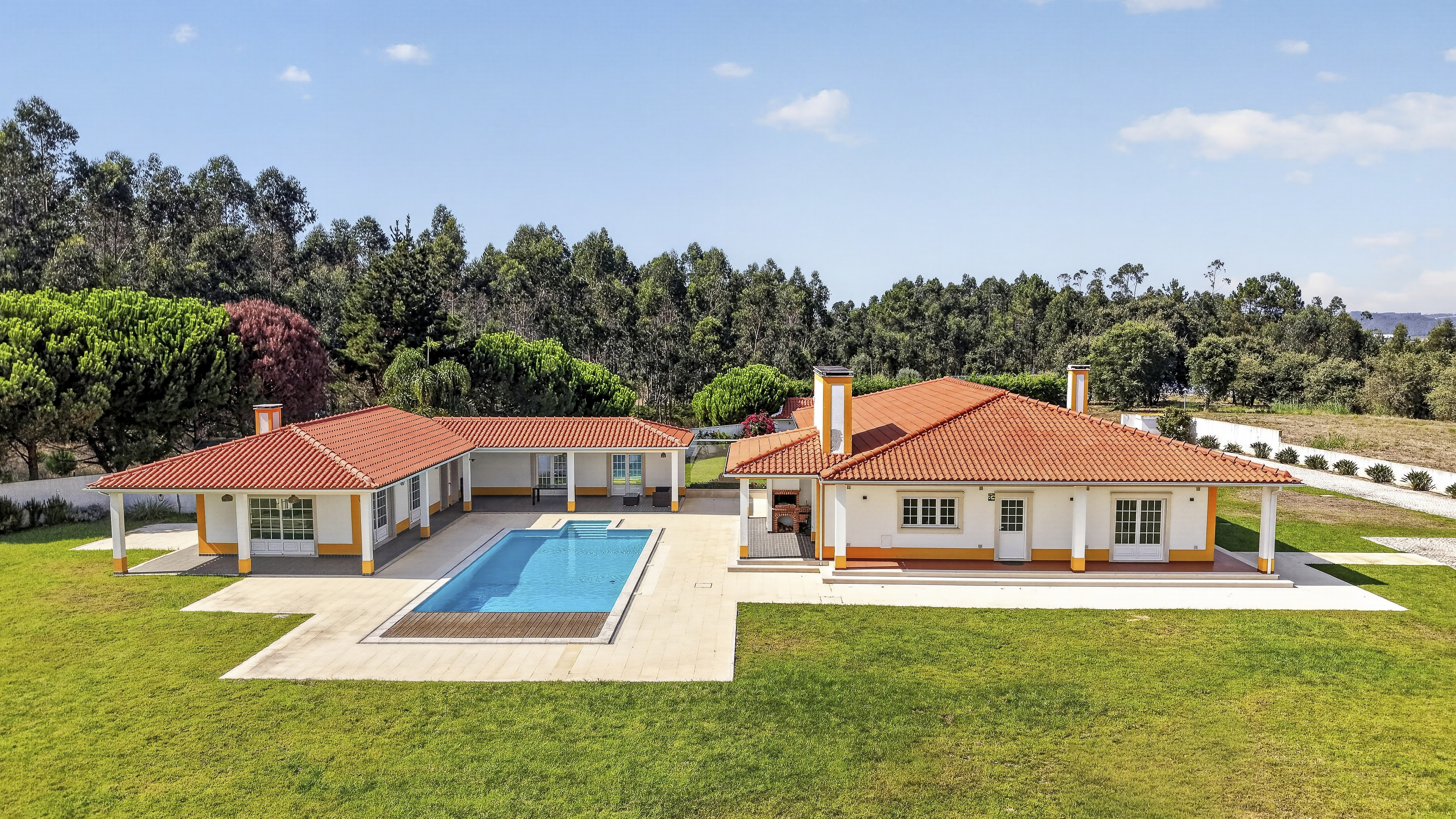 Private 4-bedroom home on 4 hectares of land in Salir de Matos