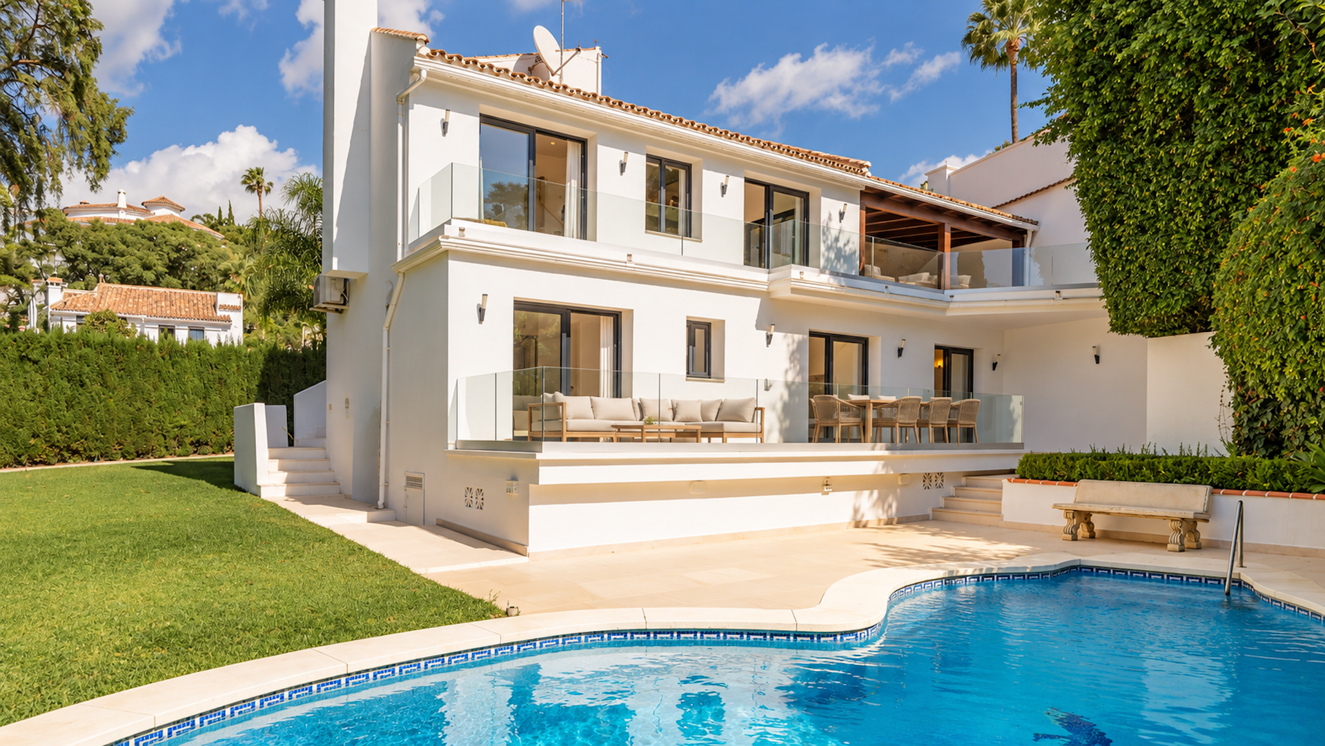 Villa moderna con piscina privada y jardín en El Rosario, Marbella