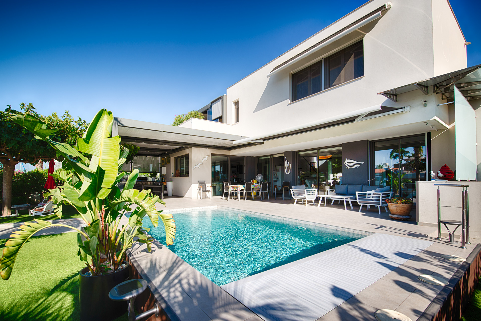 Modern villa with a private 22-meter mooring and pool in Roses