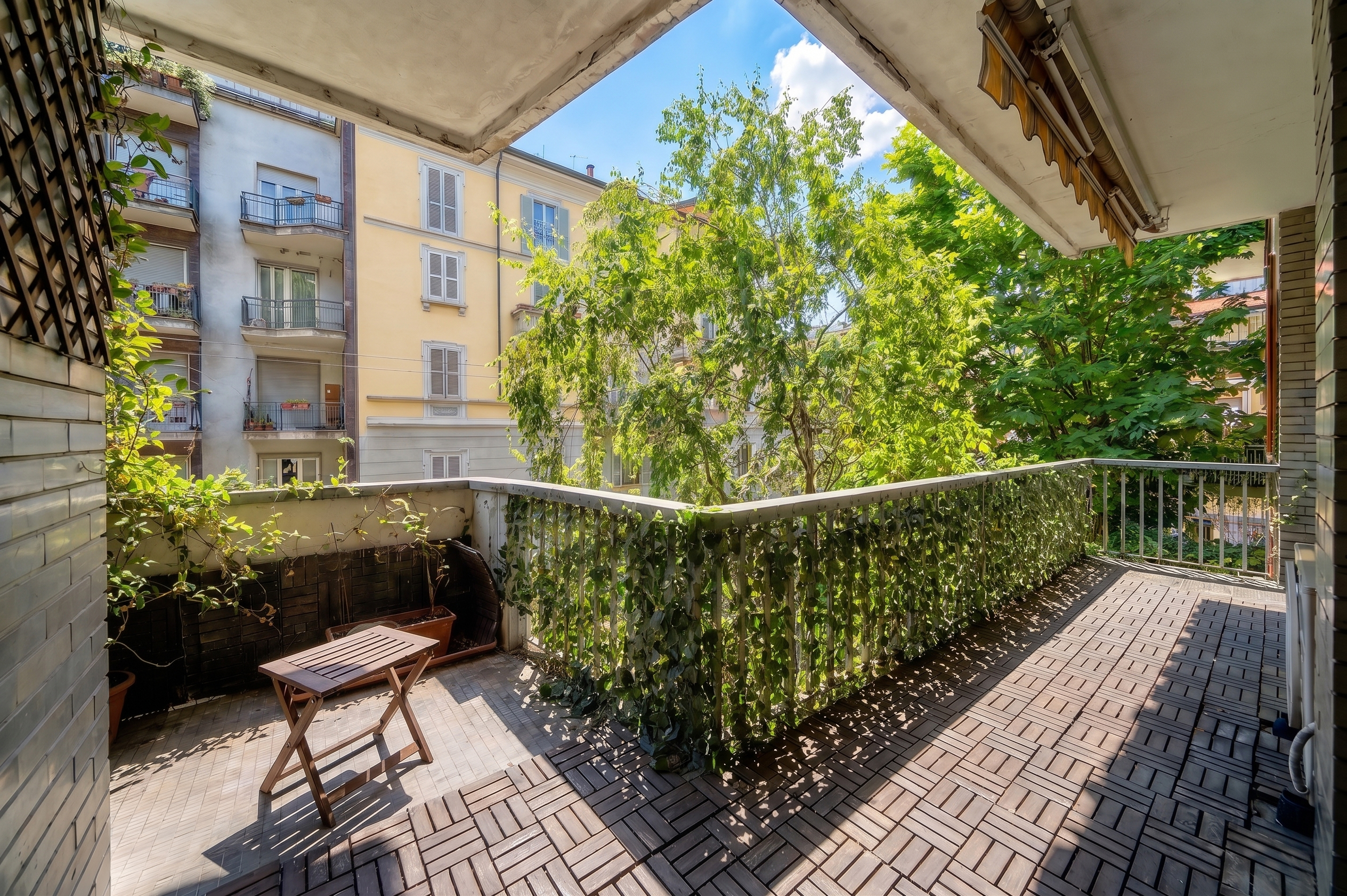 Four-room apartment with terrace in the Bocconi area