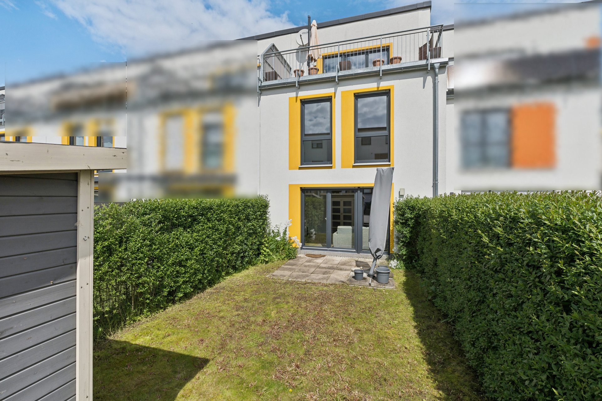 Modernes Reihenhaus mit zwei Stellplätzen