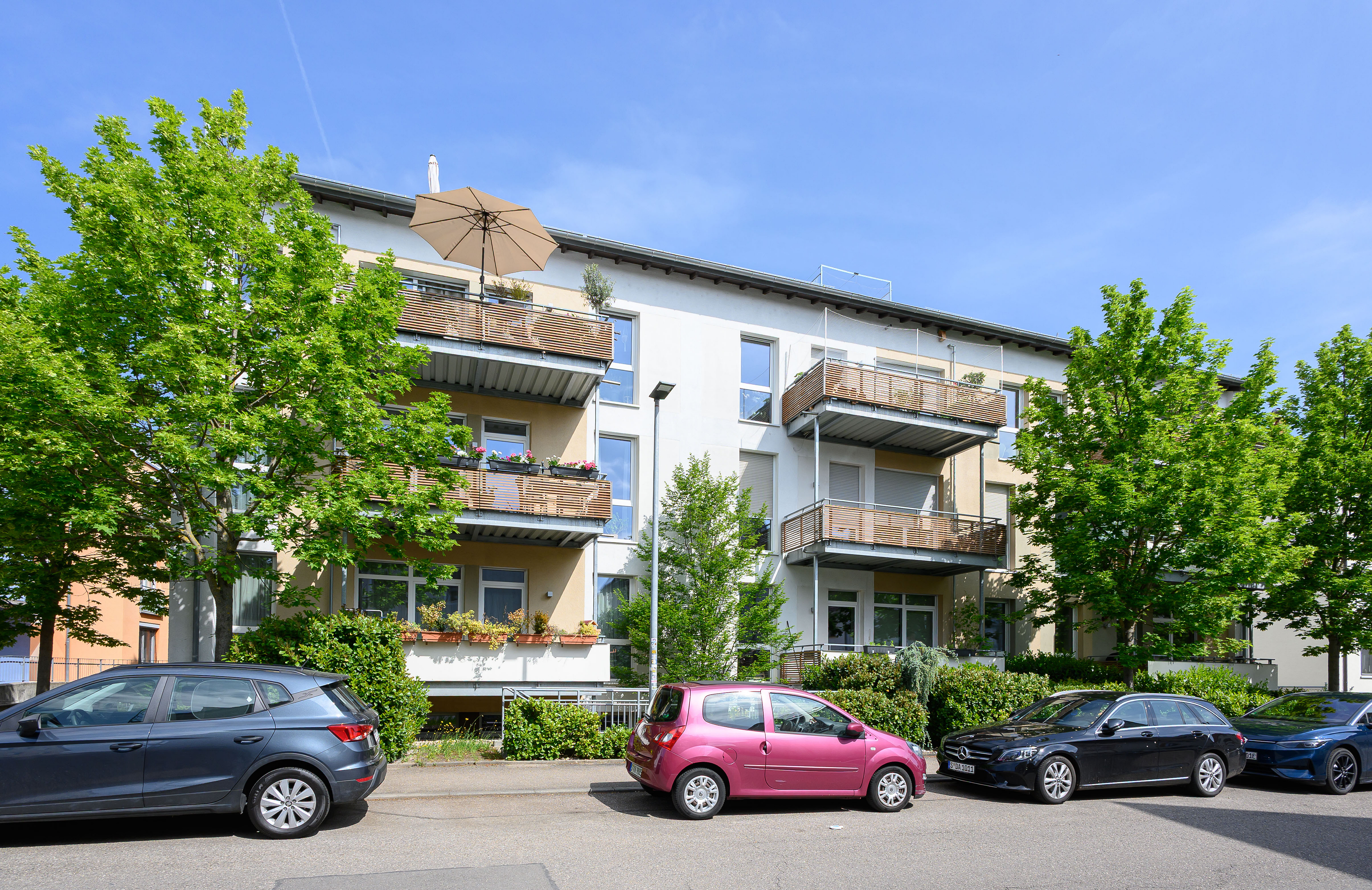 Neuwertige Wohnung mit Aufzug, Einbauküche und Balkon