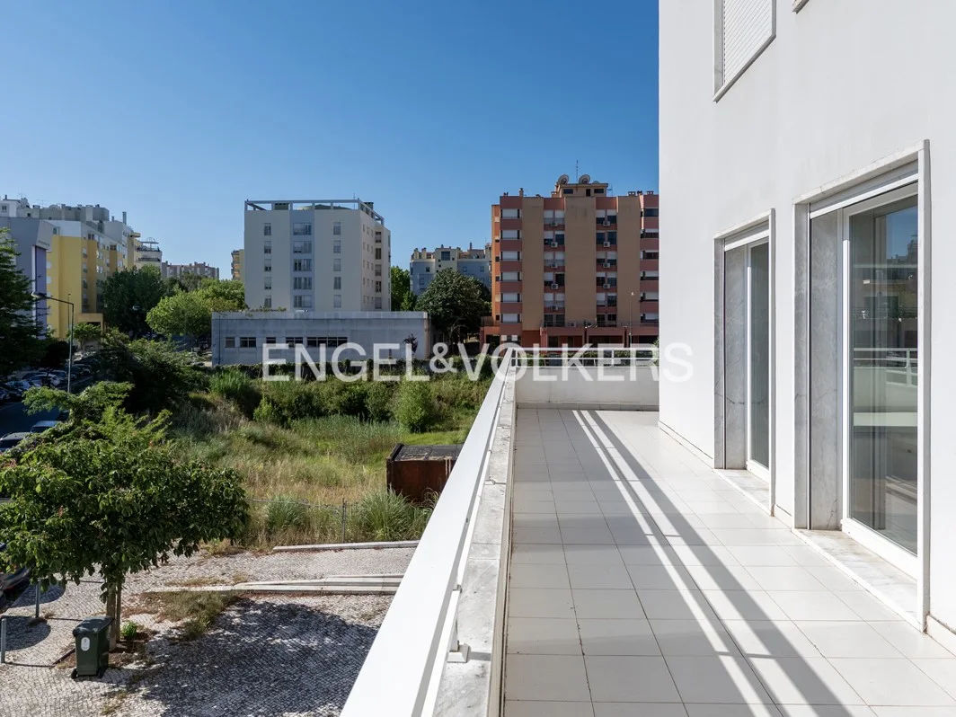 1 Bedroom Apartment with Large Terrace in Lumiar