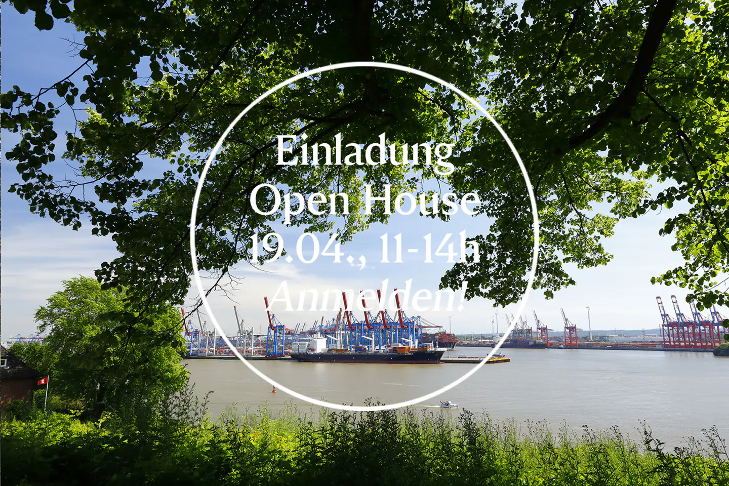 Open house invitation with harbor view. Text overlay reads "Einladung Open House 19.04., 11-14h. Anmelden!" Cranes and ships in background.