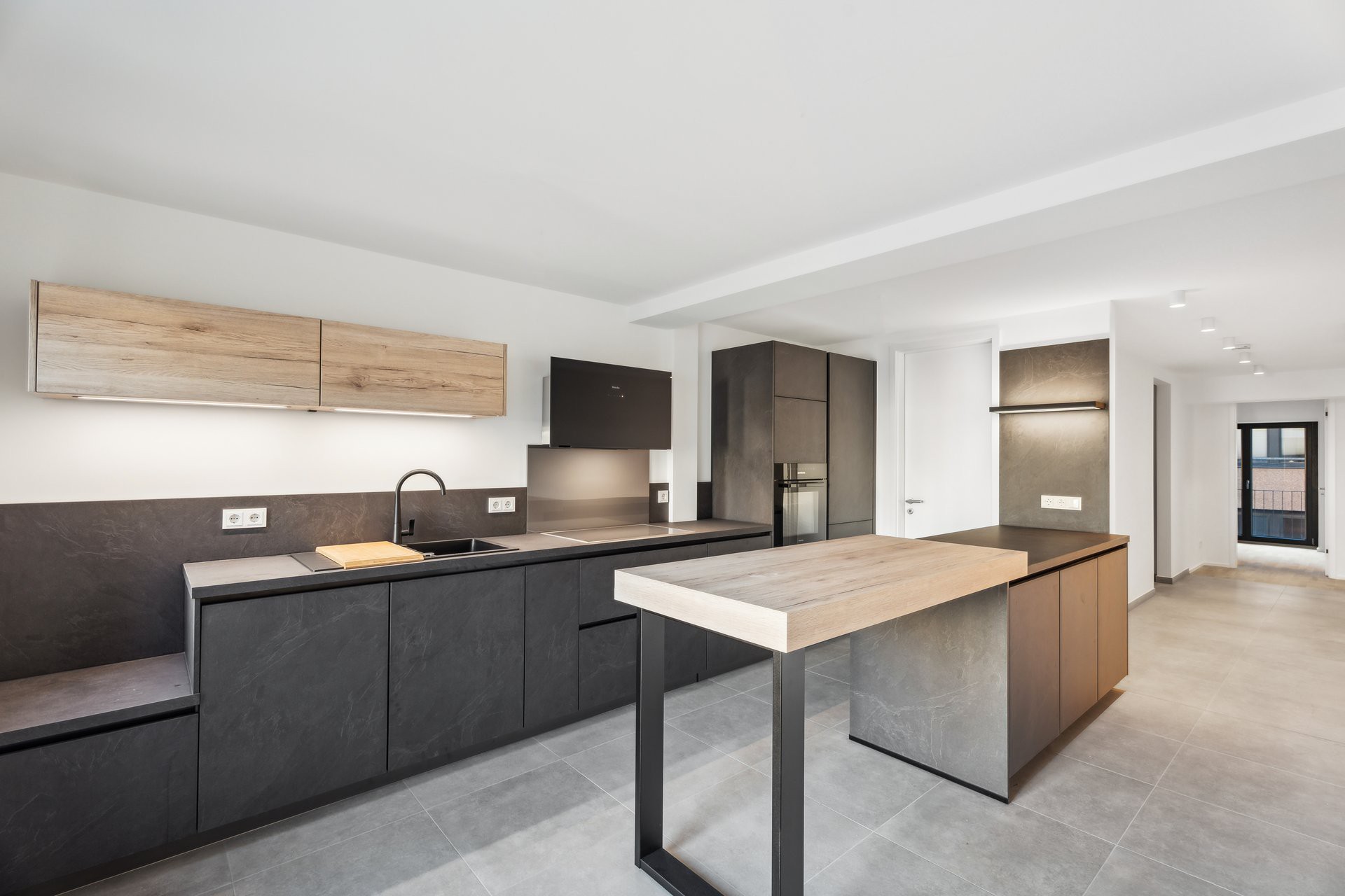 New build: Urban 4-room apartment with fitted kitchen and parking space!