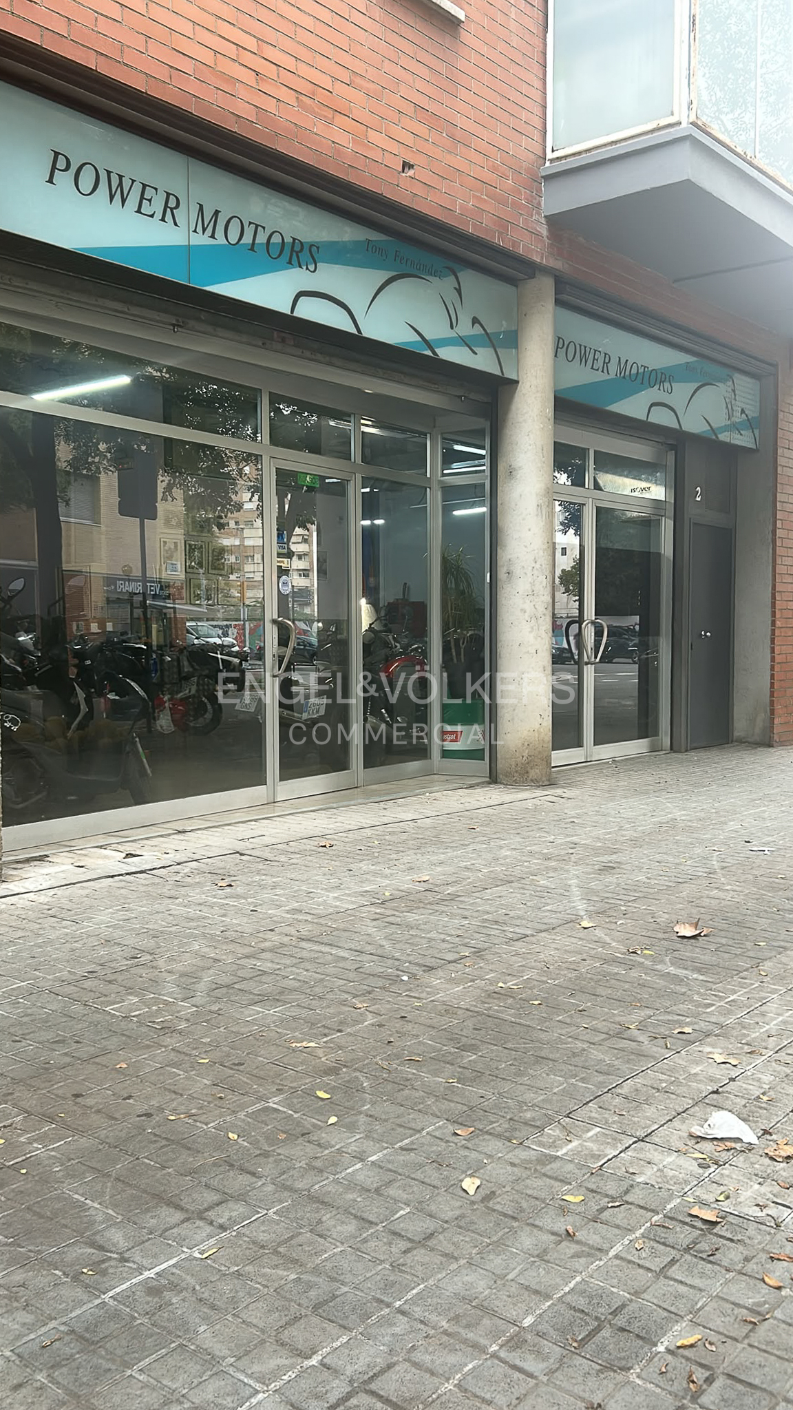 ¡Gran oportunidad ! Espacioso local comercial con licencia de taller en la Marina de Port