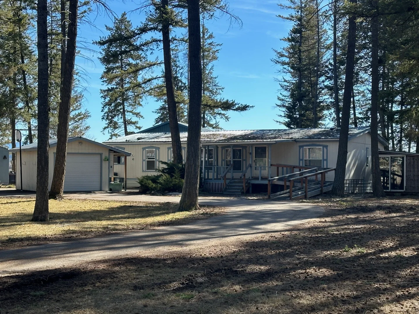 Manufactured home on nearly an acre of land in Montana!