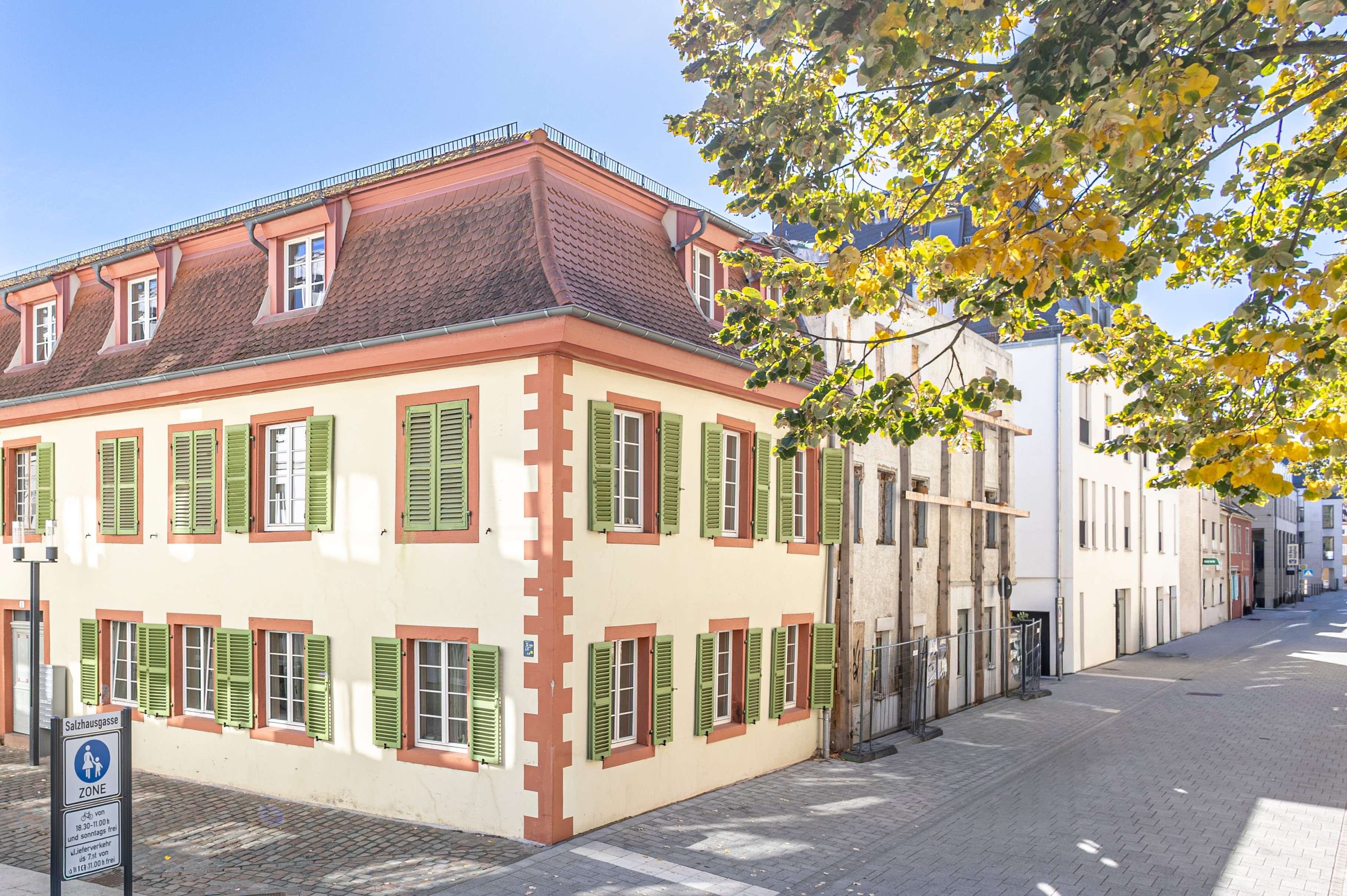 Modern Wohnen mit Altbau-Charme: Chice Dach-Mansarde (Bj.2016) mit Atelierdecken in bester City-Lage!