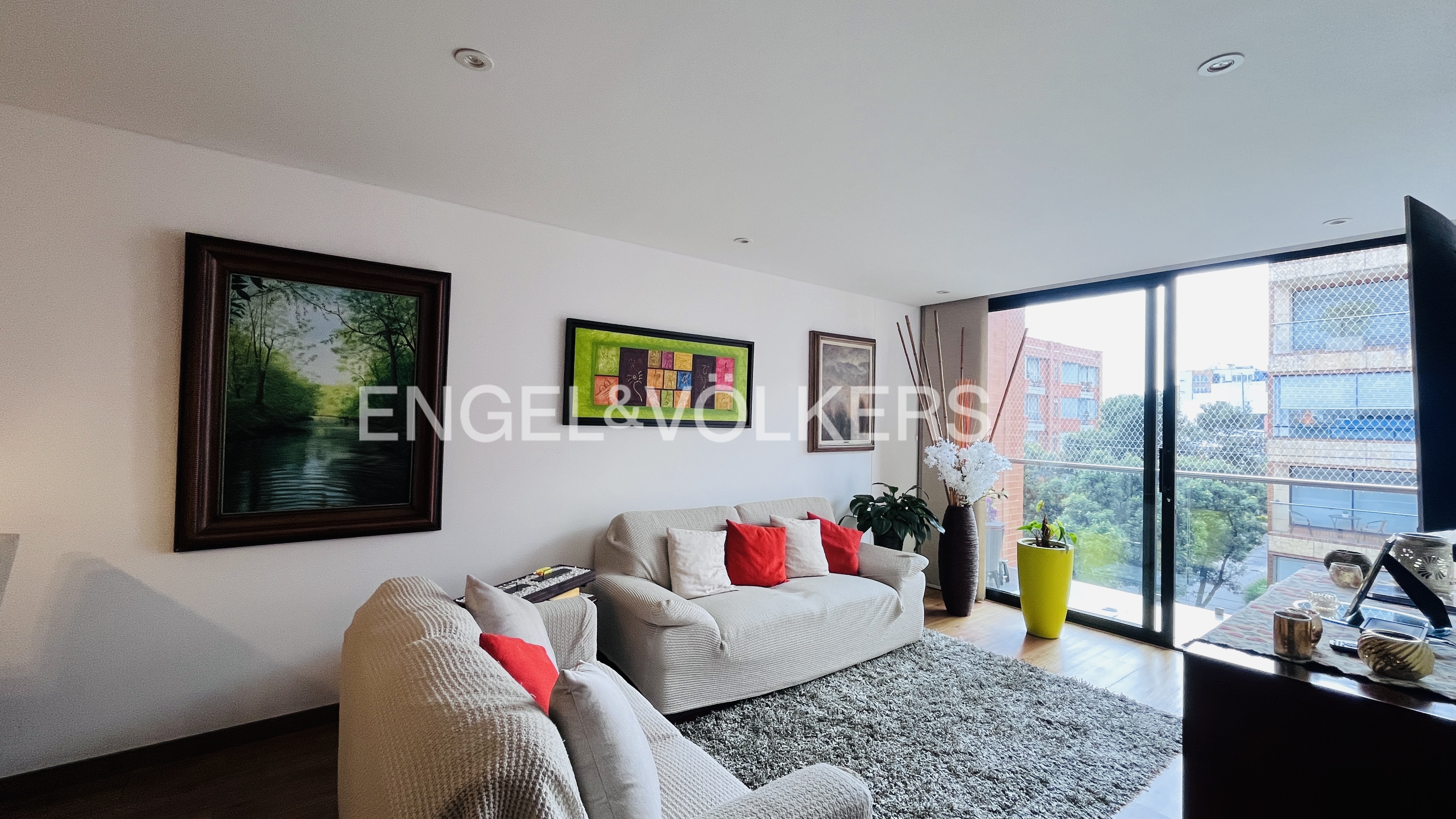 Apartamento con balcones para arriendo en Santa Bárbara