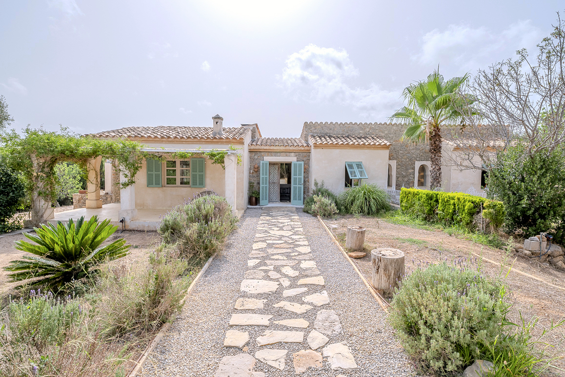Finca en Capdepera con vistas al castillo, montañas y al mar en la distancia