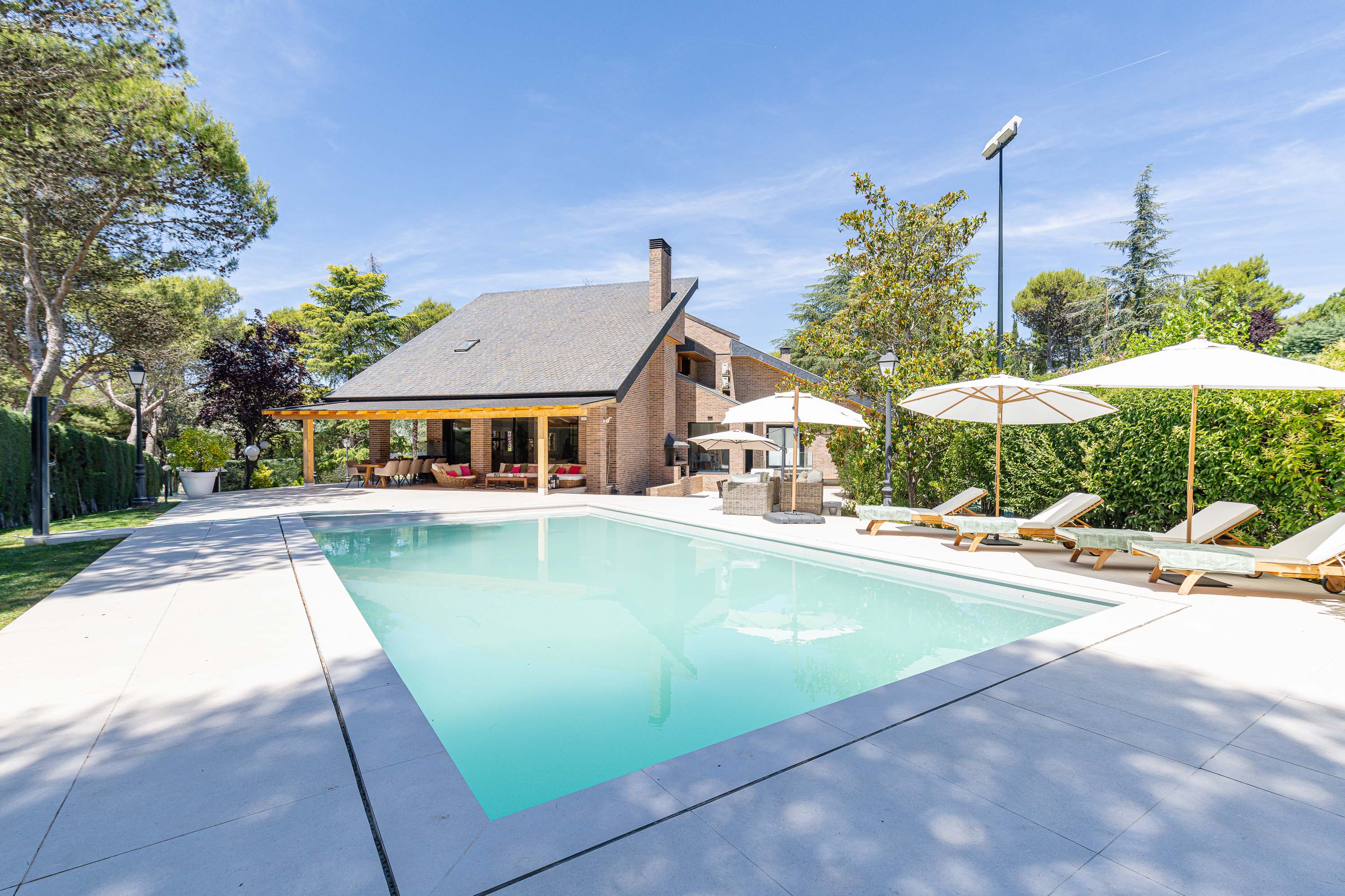 Villa con pista de tenis y piscina exterior e interior  en Las Lomas