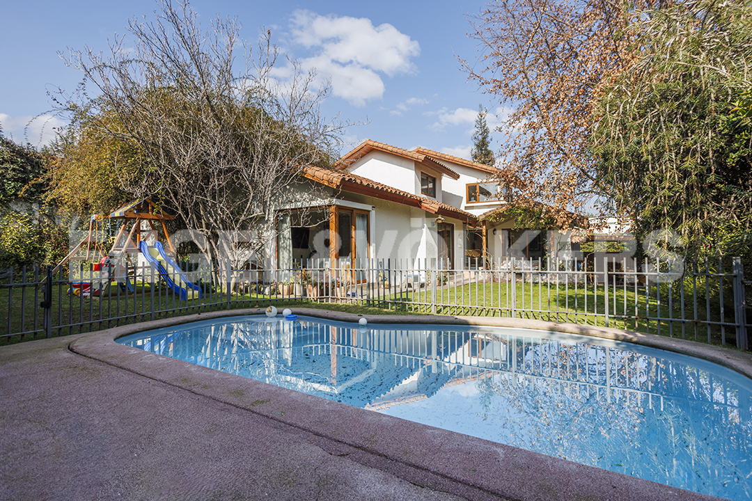 Venta Casa en Condominio Remodelada, Los Dominicos Antiguo