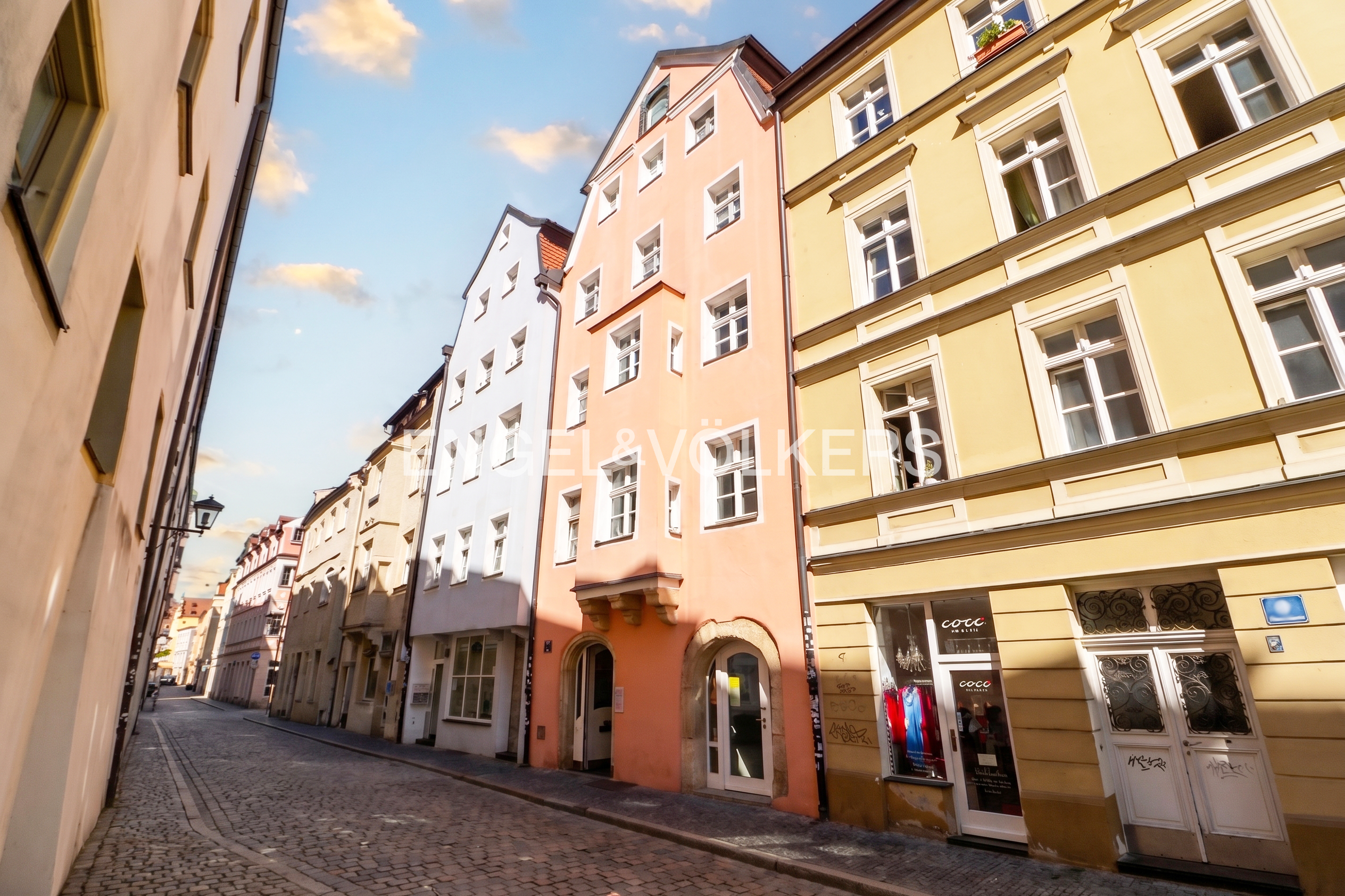 Saniertes 2-Zimmer-Wohnjuwel mit Aufzug in geschichtsträchtigem Regensburger Altstadt-Ensemble