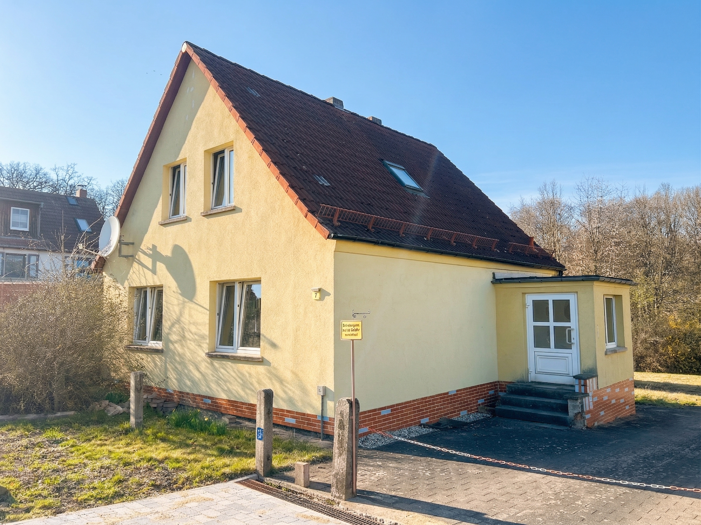 Sanierungsbedüftiges Einfamilienhaus auf traumhaftem Sonnengrundstück