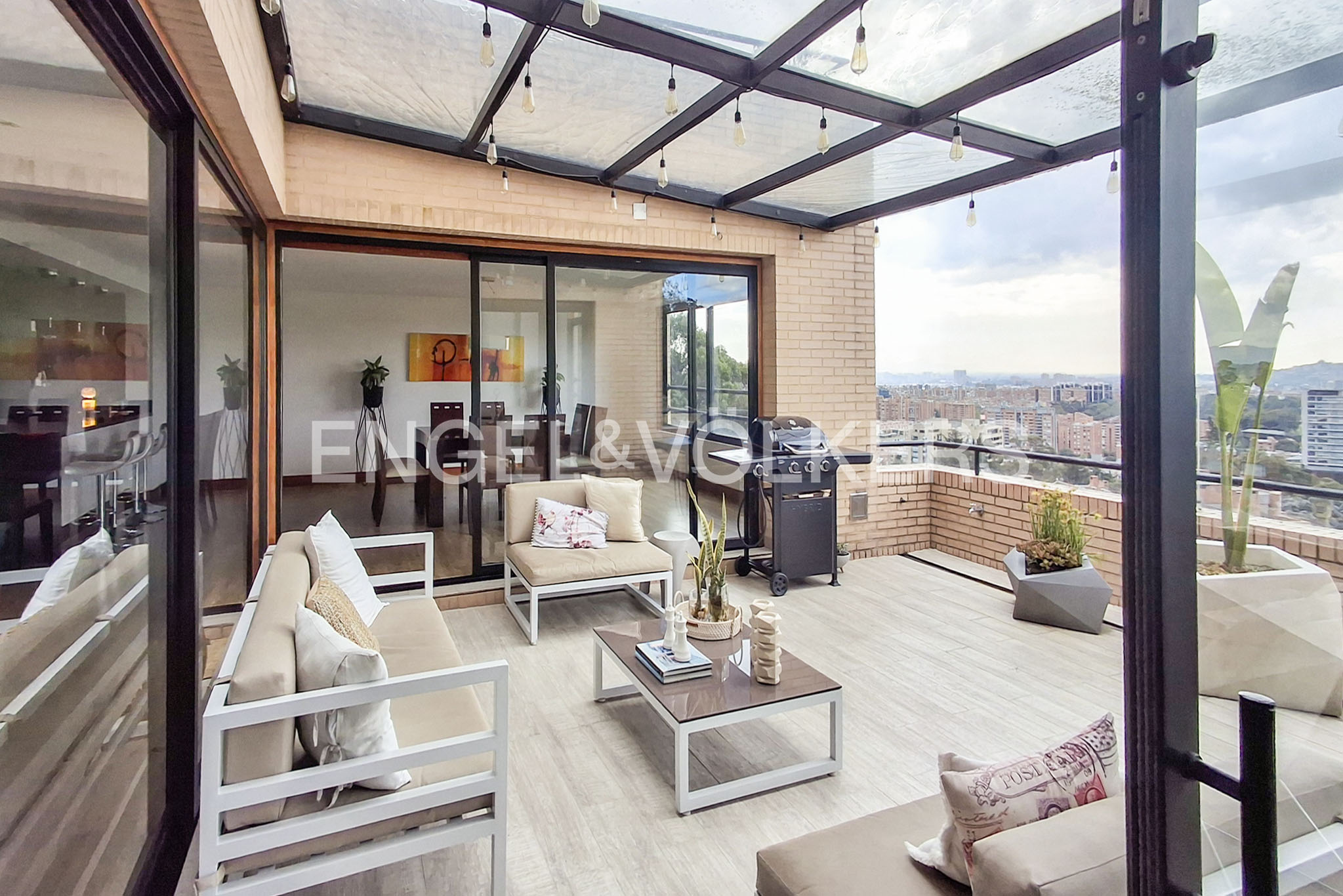 Casa con gran terraza para venta en Bosque Medina