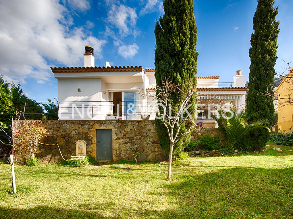 House with garden in the center of Roses