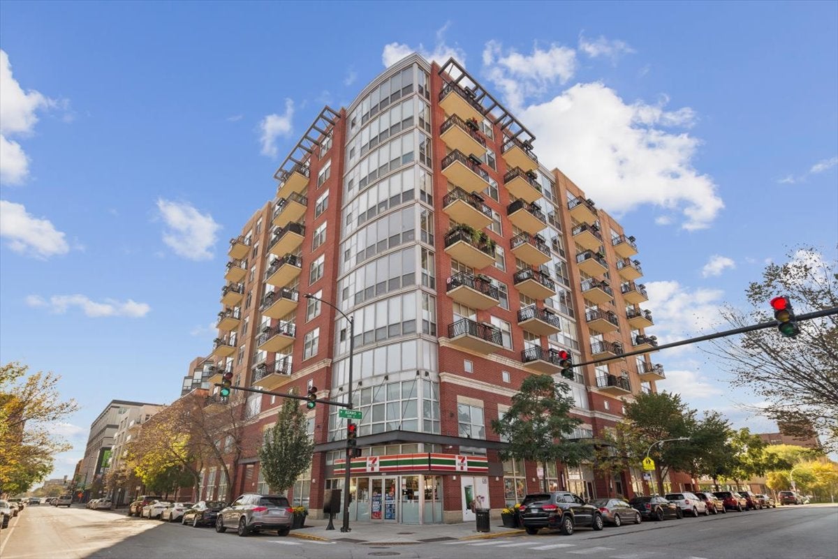 Ninth-Floor West Loop Condo With Willis Tower Views