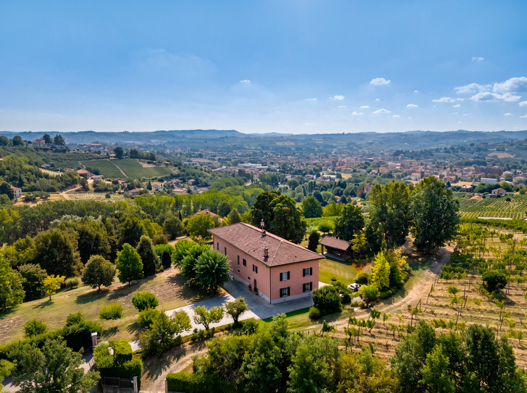 Tenuta esclusiva e panoramica tra i vigneti di proprietà