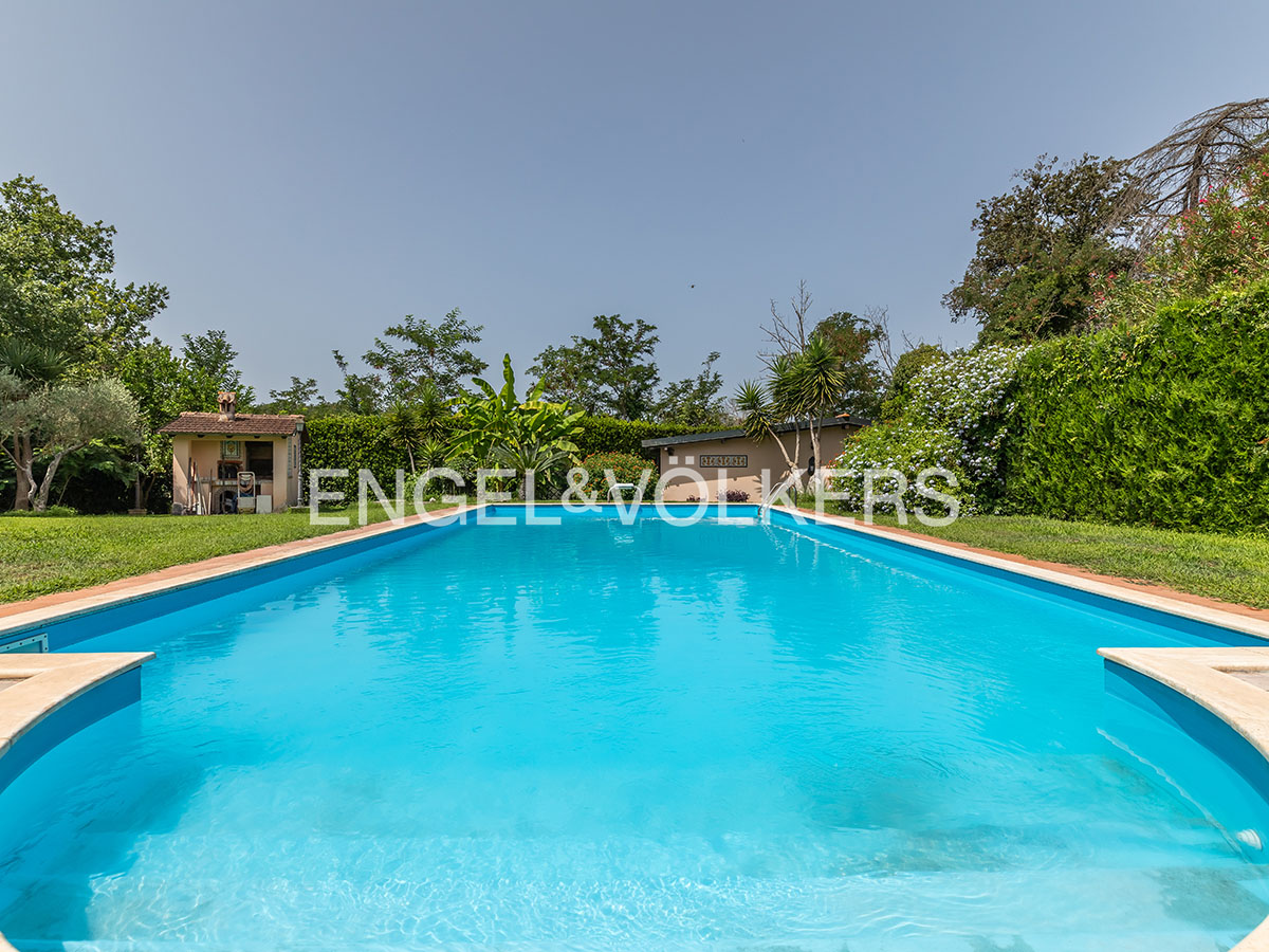Castel di Decima, prestigious semi-detached villa with pool