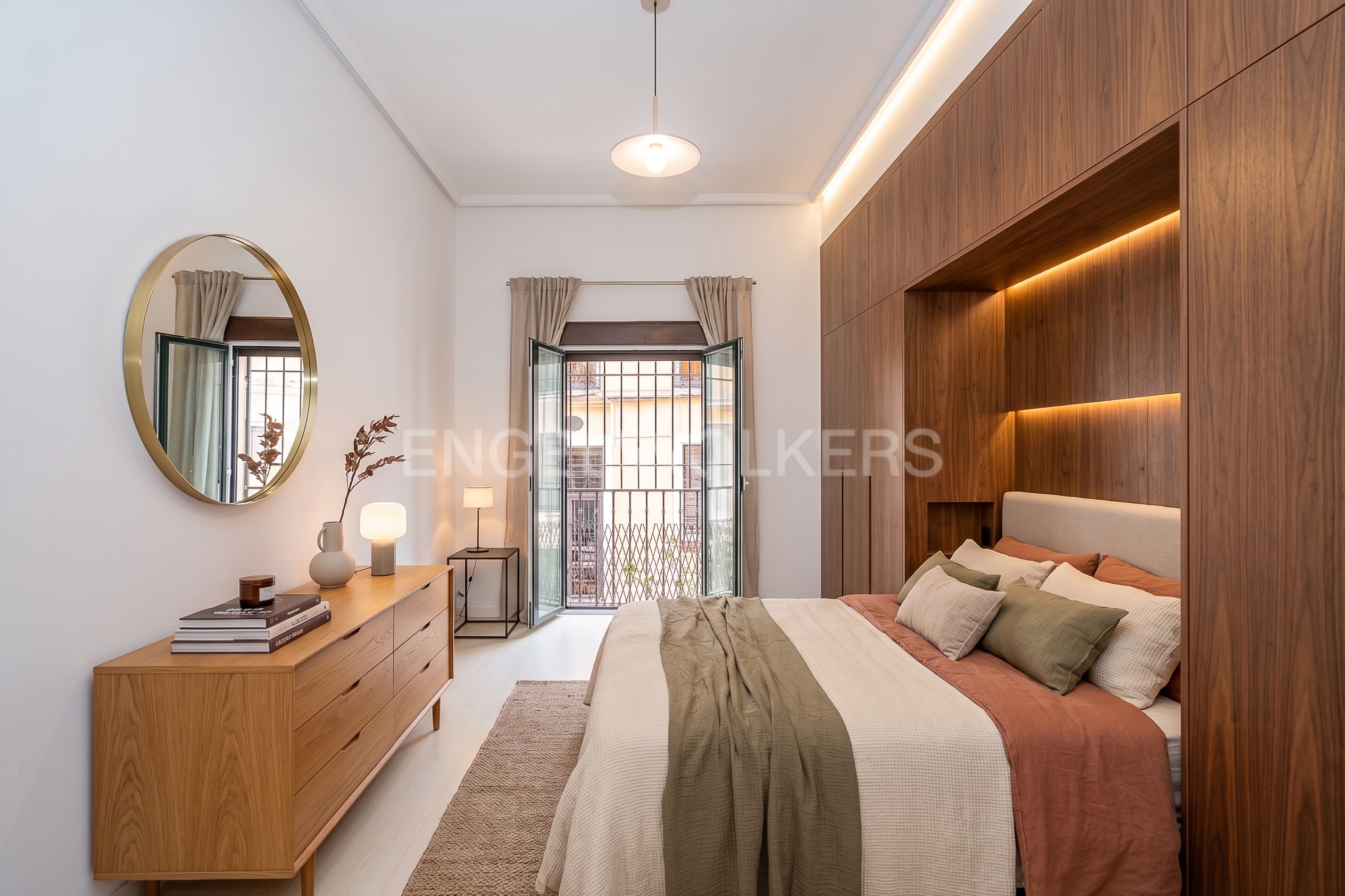 Cutting-edge space in Palacio: nearly 4m ceilings with an exterior balcony