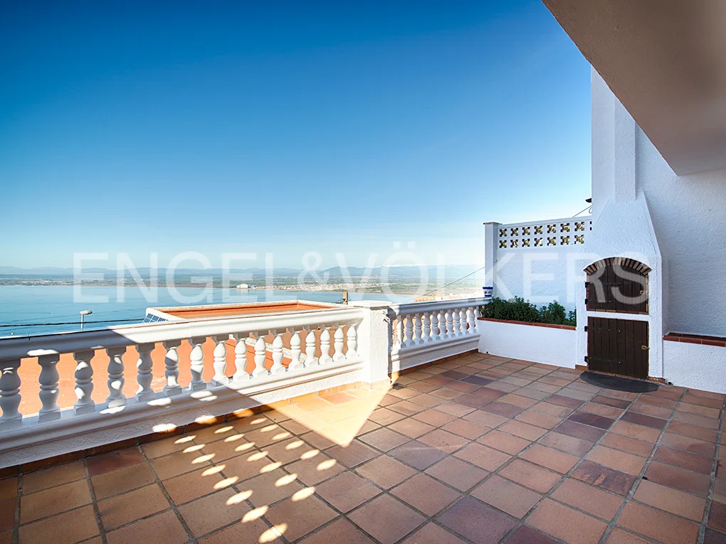 House with stunning views to the Bay of Roses and the mountains on Puig Rom, Roses