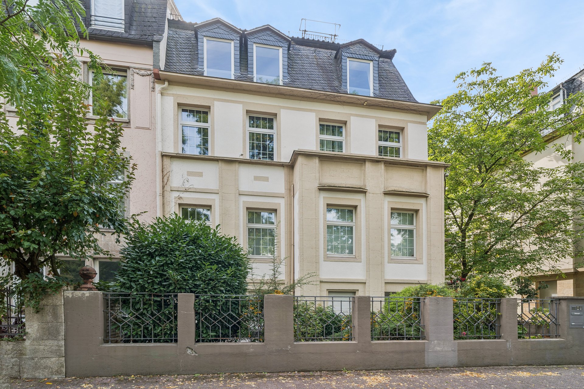 Rare find: Four-room period apartment with potential and exclusive private garden
