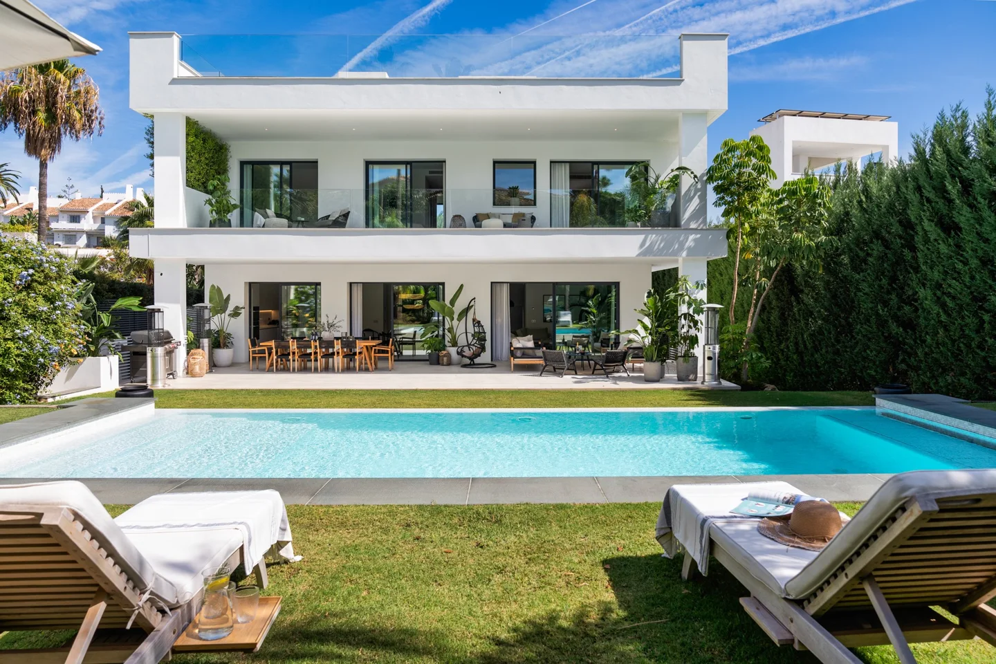 Nueva Andalucia: Moderner Luxus Villa in zentraler Lage
