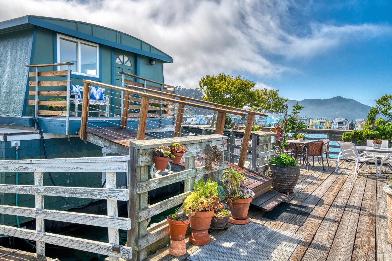An Extraordinary Waterfront Lifestyle