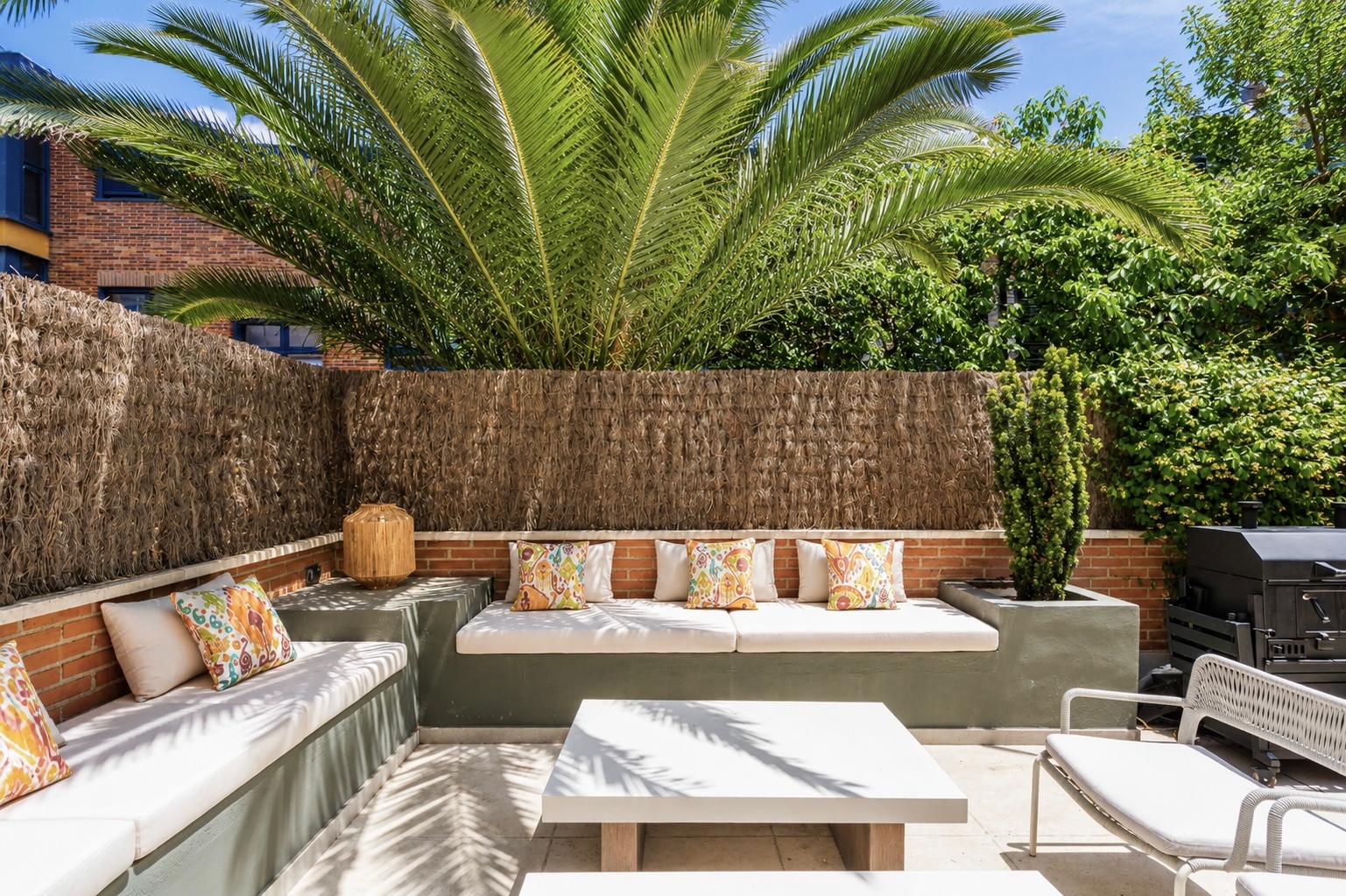 Exclusive renovated ground floor with terrace in Valdemarín