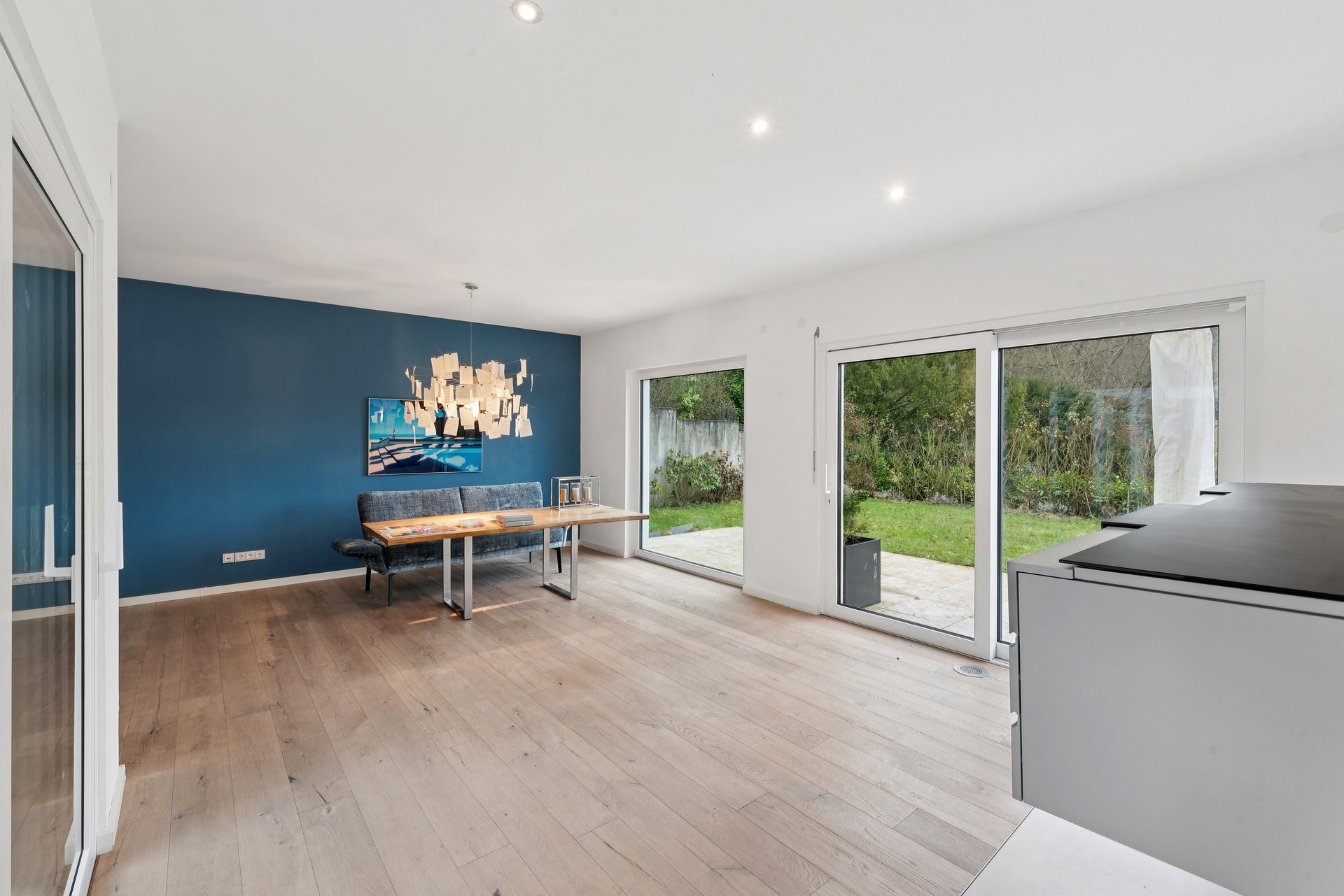 Modern, spacious single-family home with garden and panoramic view