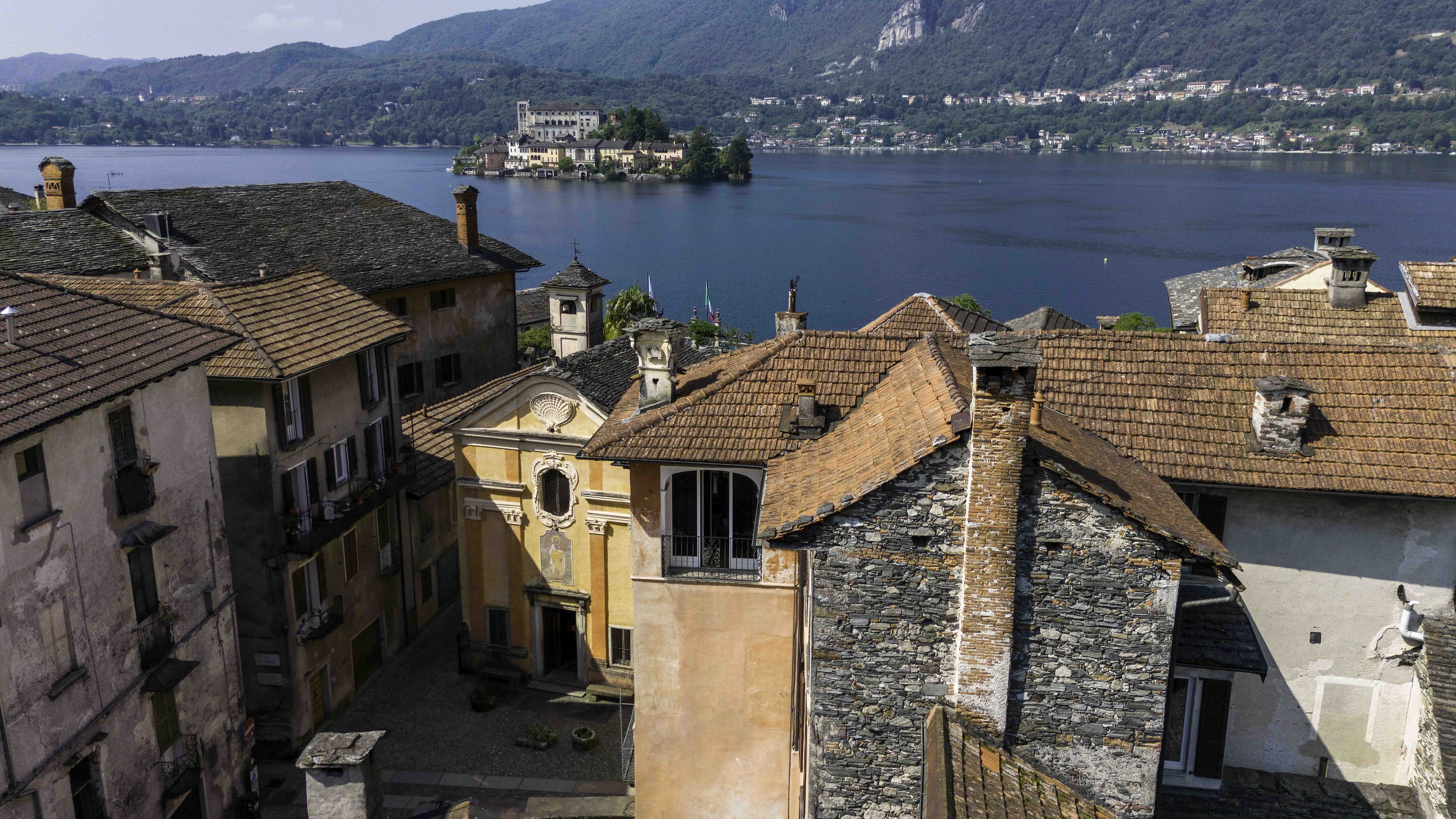 Panoramic penthouse in the heart of Orta San Giulio.