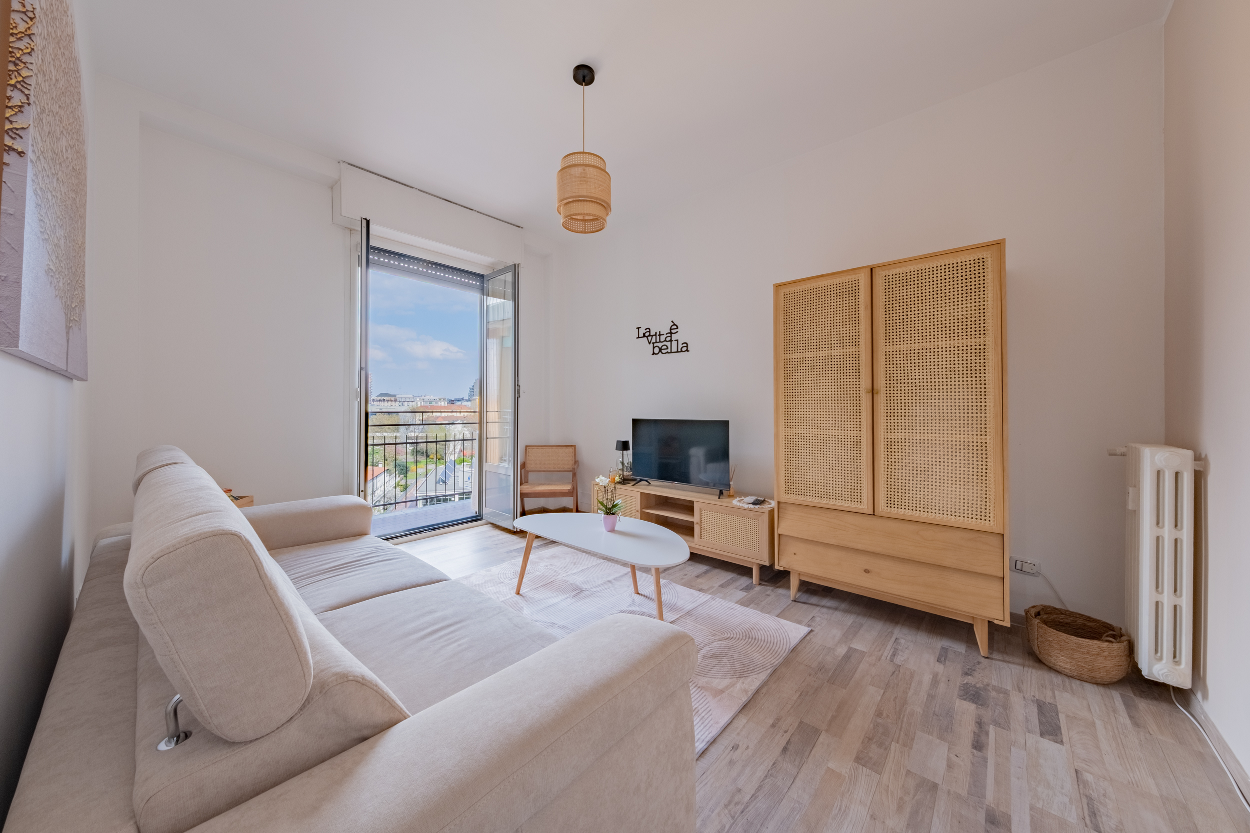 Spacious, bright one-bedroom apartment with balconies