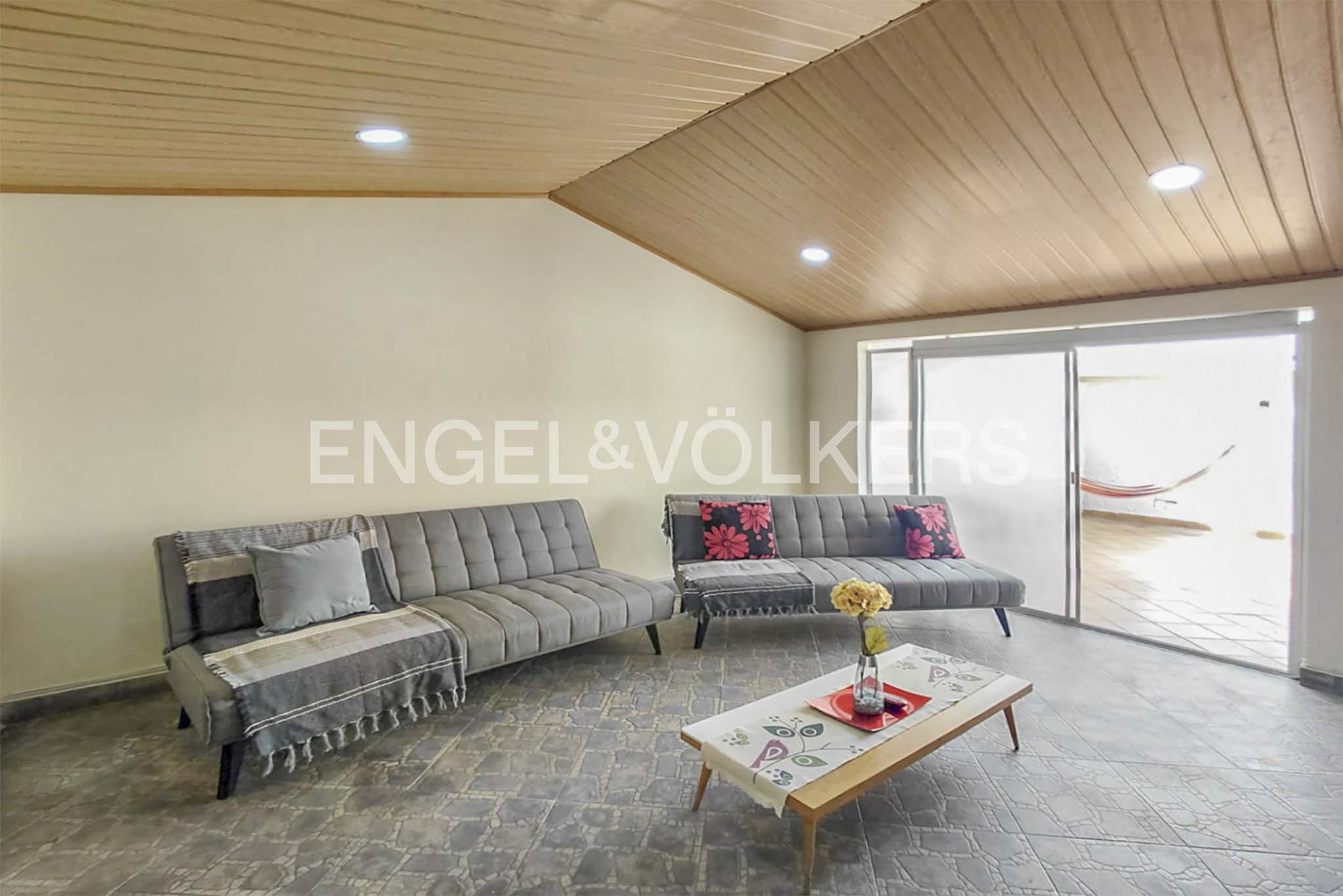 Casa con terraza para venta en La Alhambra.