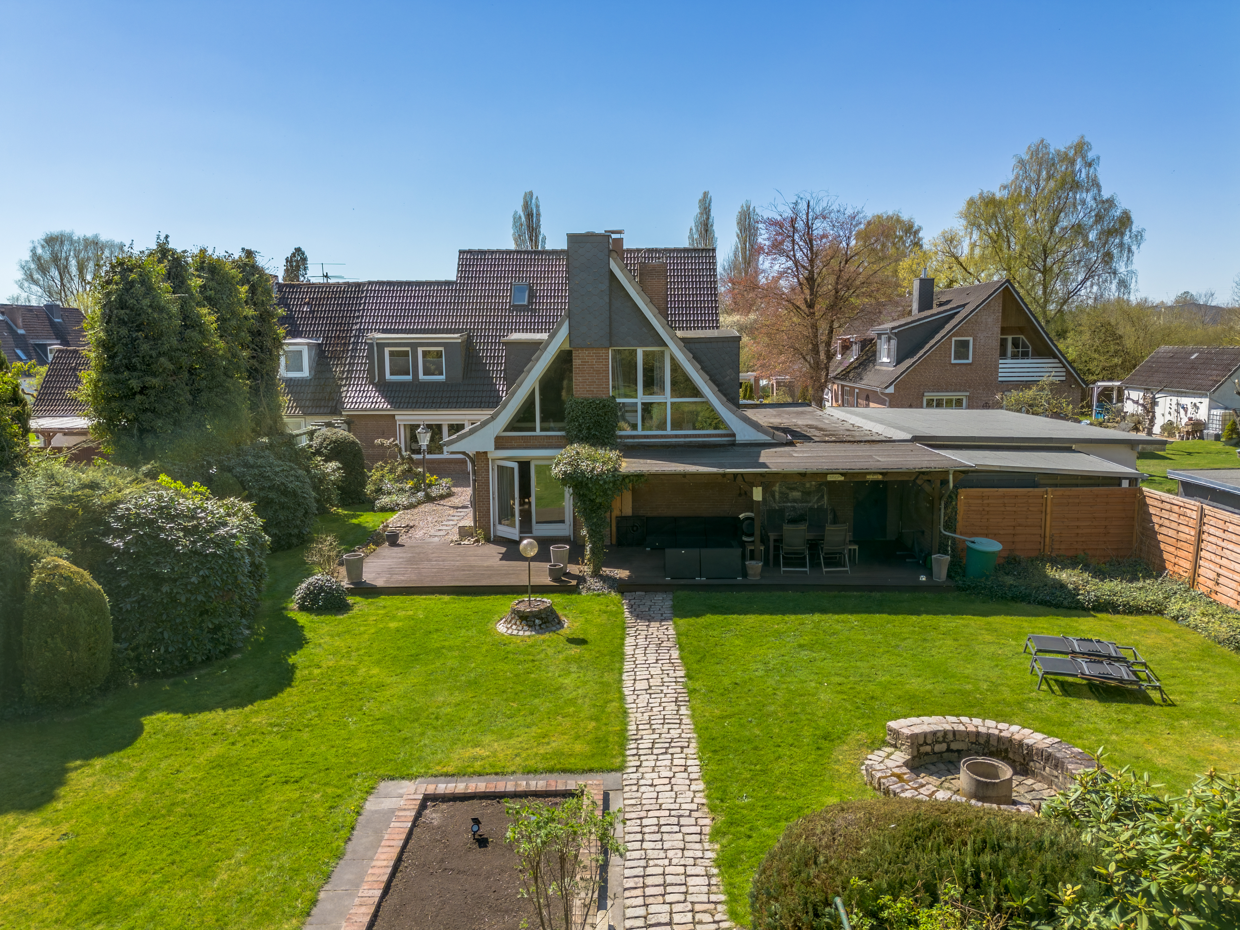 Außergewöhnlich großzügige Doppelhaushälfte auf Erbpachtgrundstück mit Einliegerwohnung und traumhaftem Gartenensemble