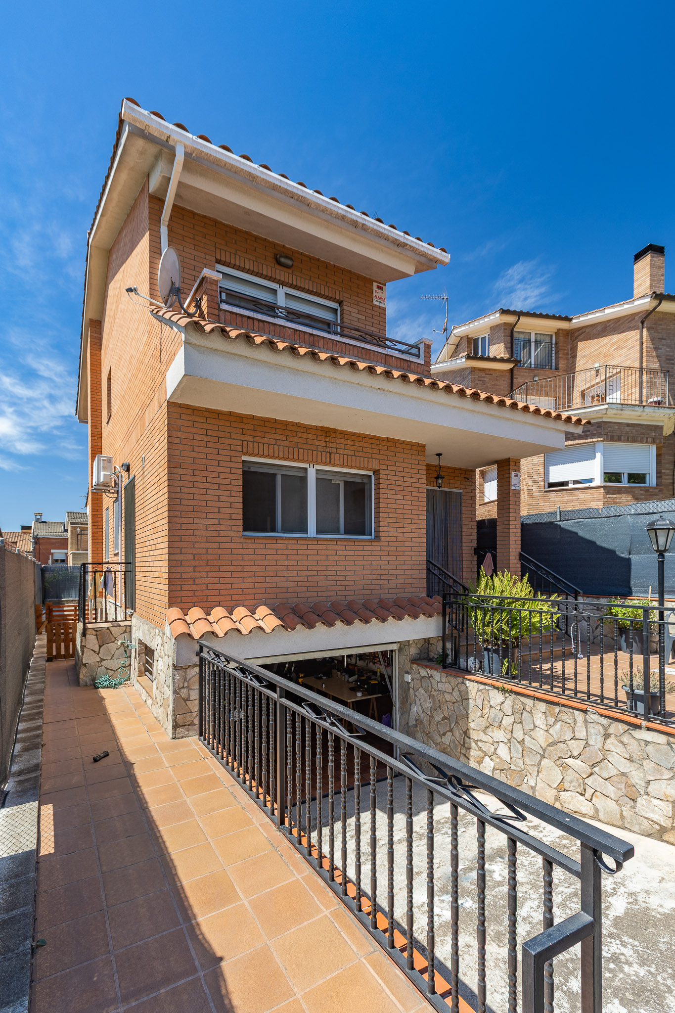 Descubra una confortable casa con terraza y vistas a la montaña en Rubí, cerca de Barcelona