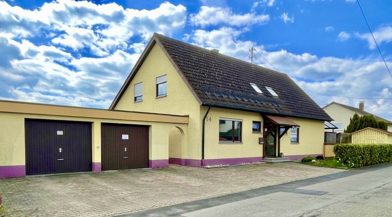 Attraktive Kapitalanlage: Vermietete 4,5-Zimmer-EG-Wohnung mit Garage und Terrasse