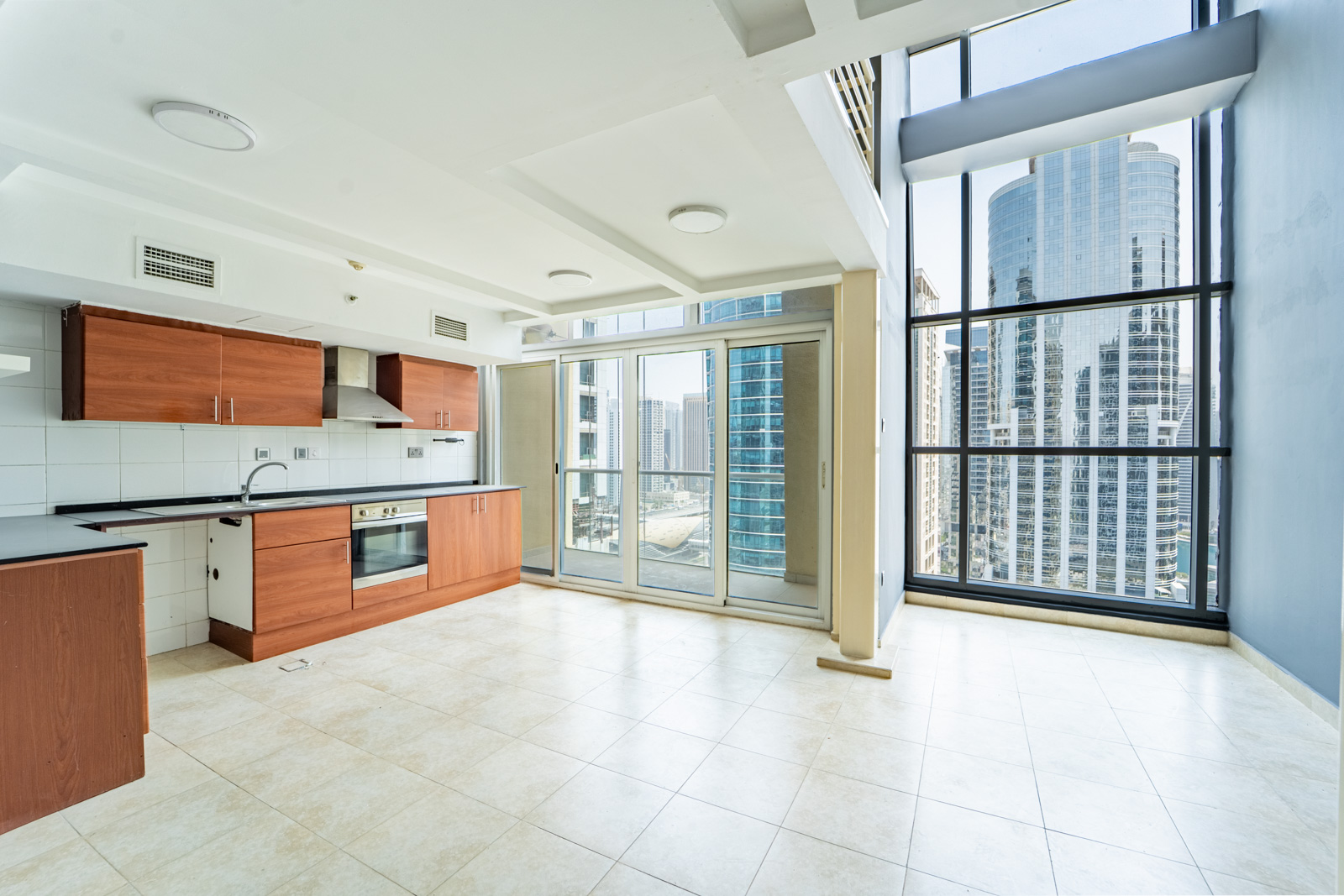 Unique Loft | Vacant | Skyline & Lake Views