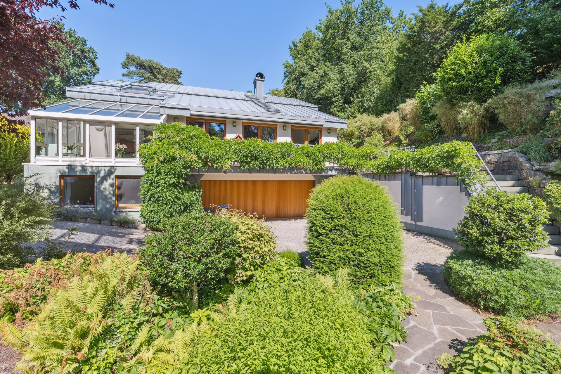 Exklusives Architektenhaus – Wohnen auf höchstem Niveau mit traumhaftem Gartenparadies