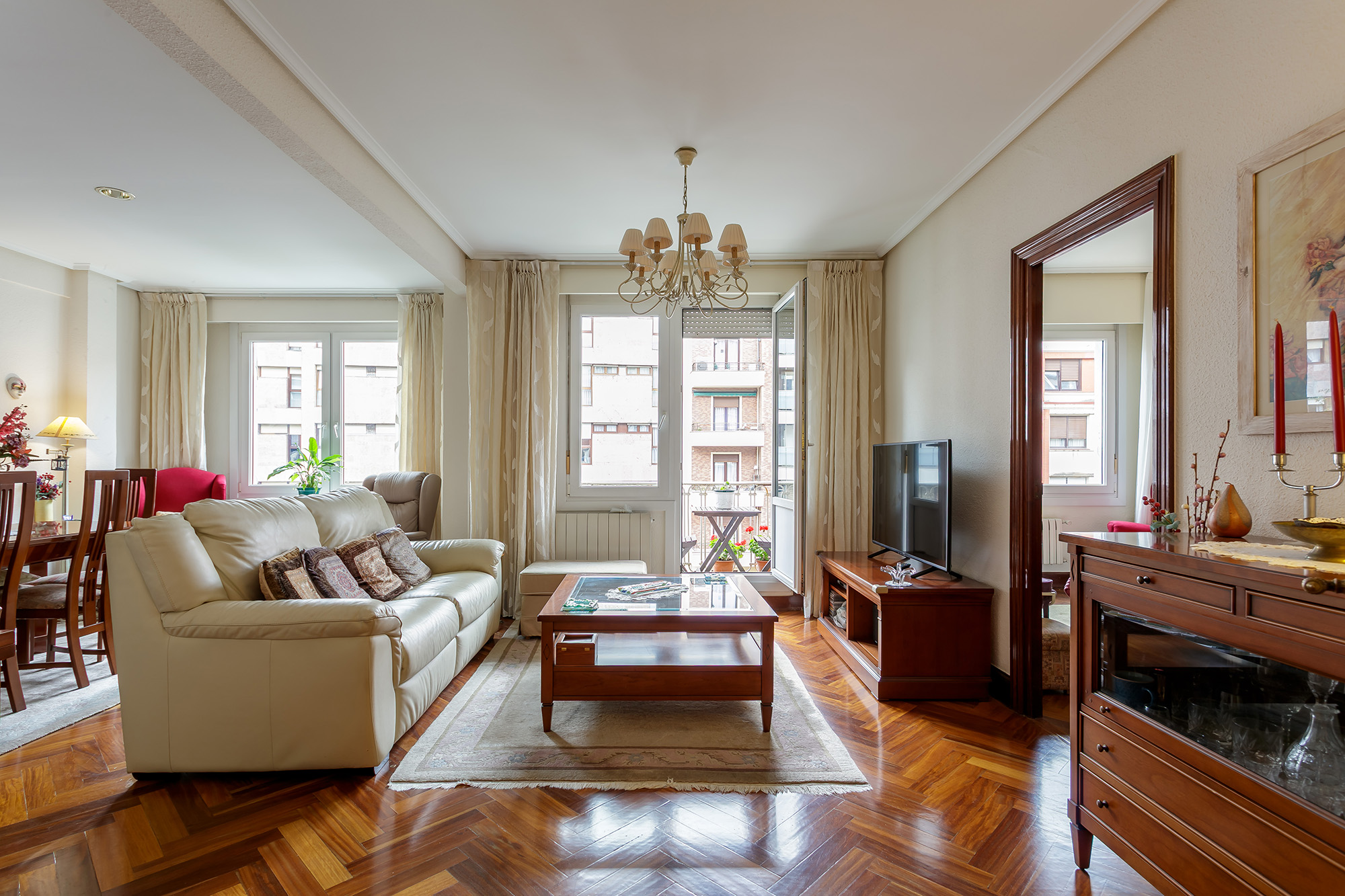 Bright exterior apartment in an excellent location on Doctor Areilza Street