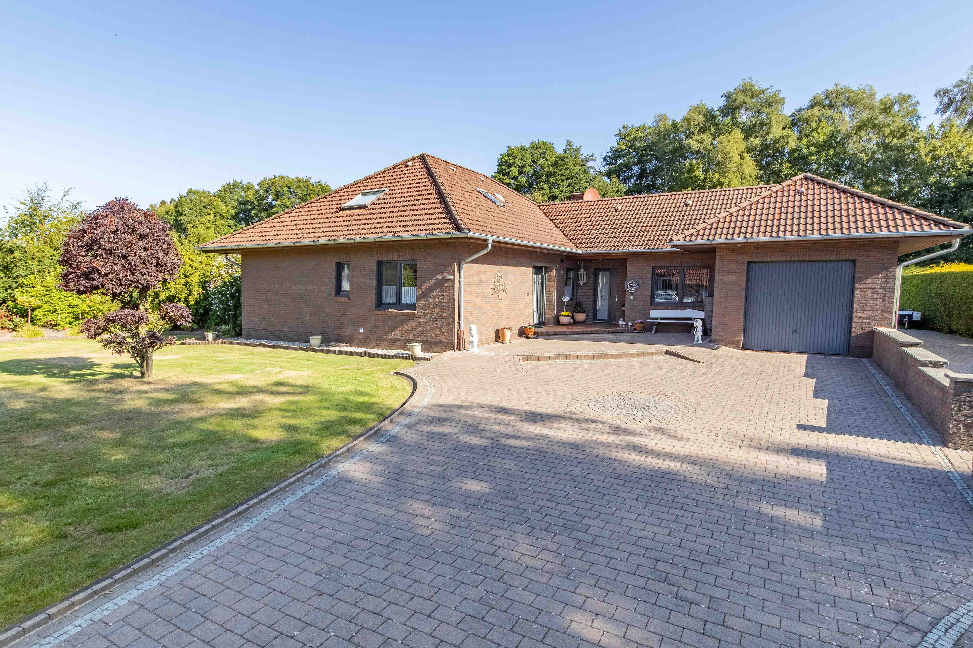 Großzügiger Bungalow mit großem Grundstück und vielseitigen Nutzungsmöglichkeiten in Ardorf !